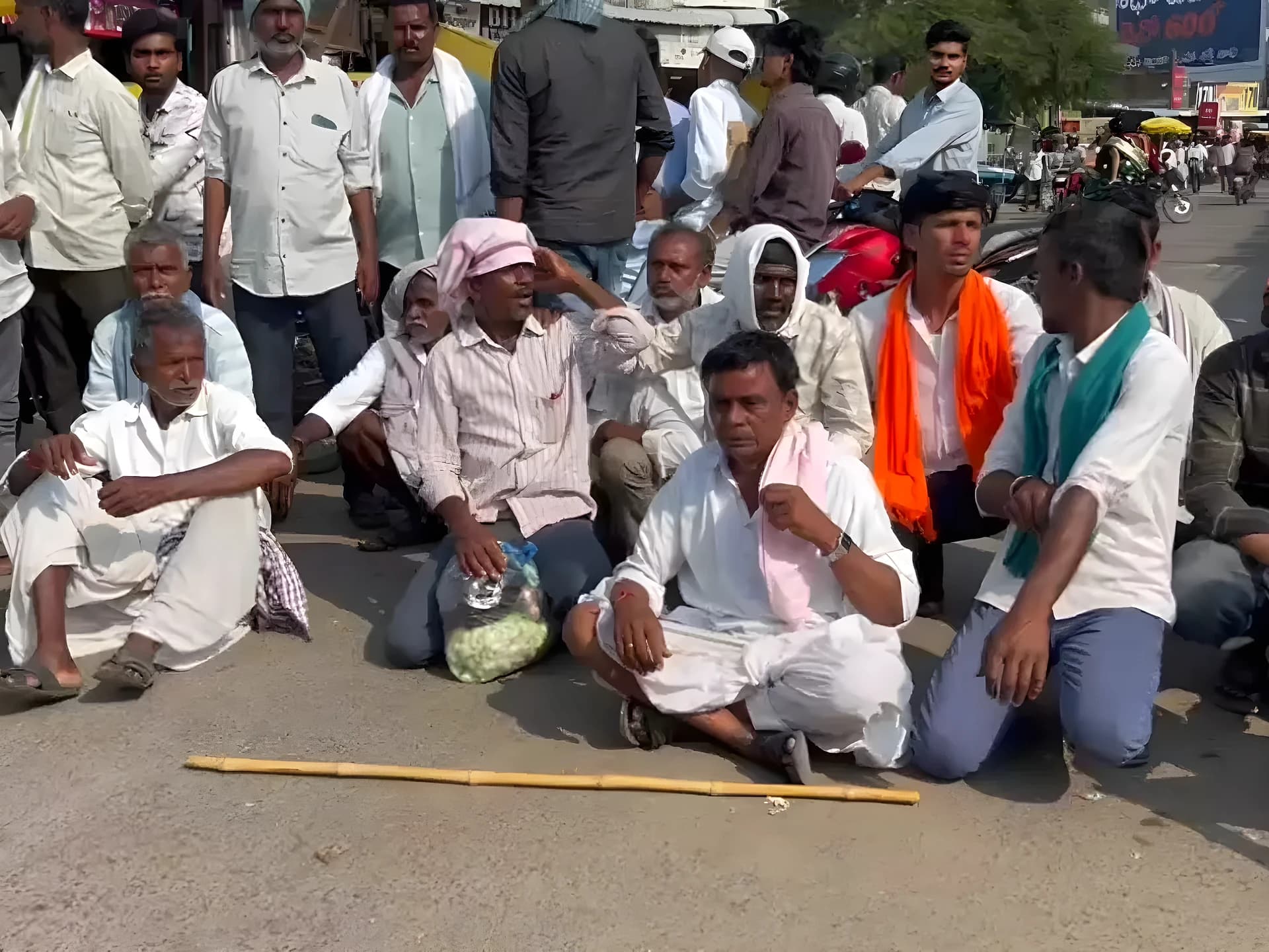 మార్కెట్ యార్డు ముందు రైతుల ధర్నా