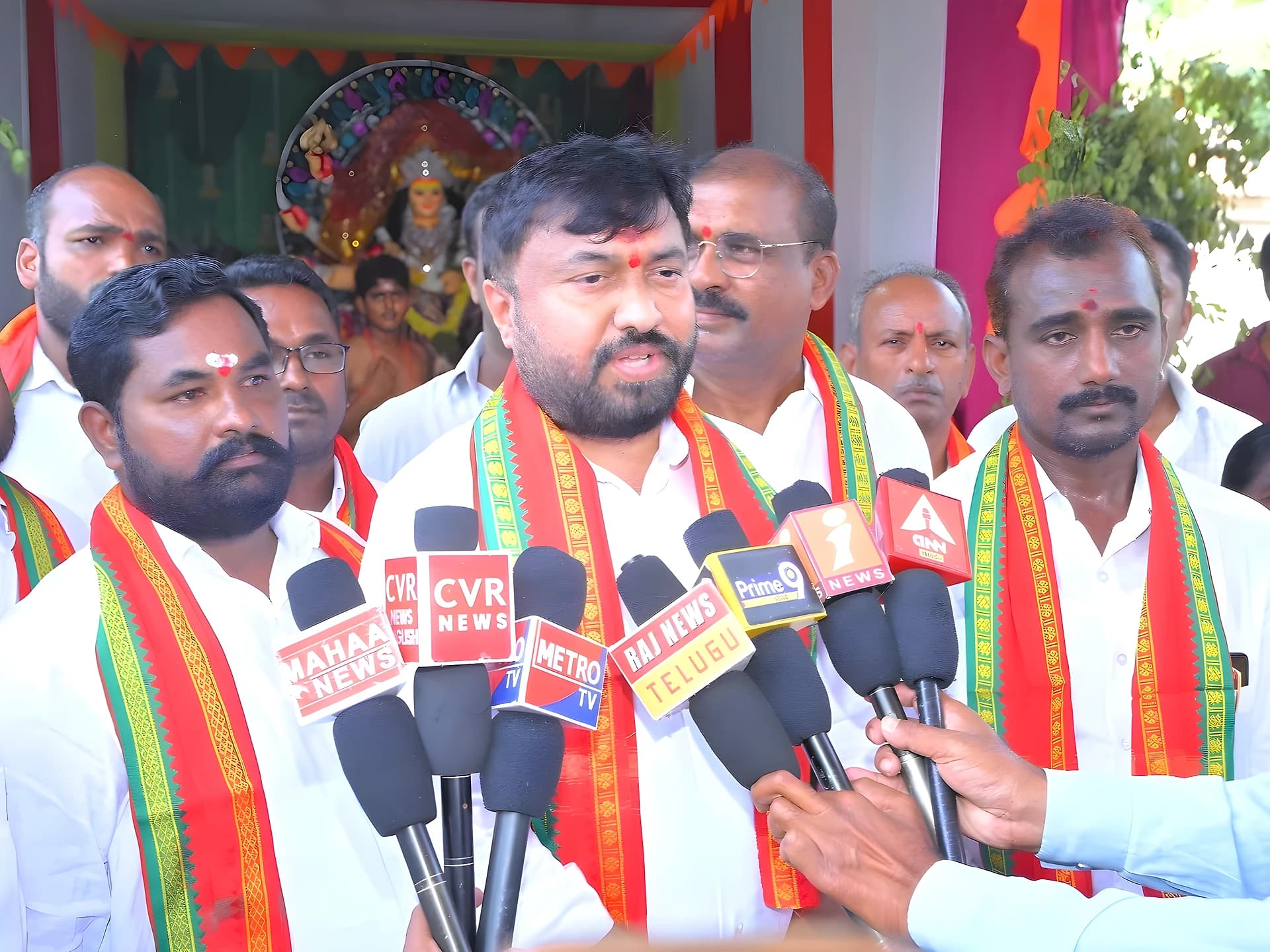 తాళ్లపేట దుర్గామాతను దర్శించుకున్న జగన్