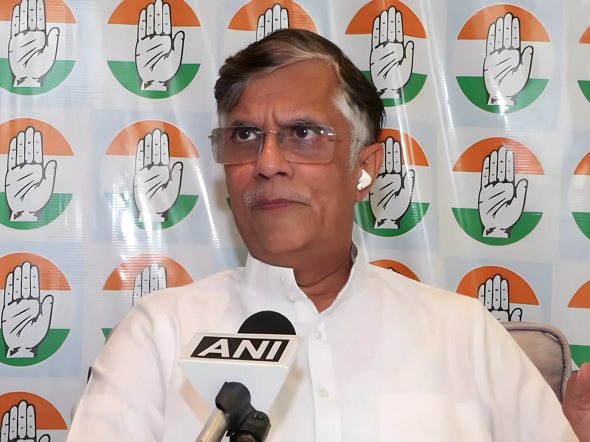 బీజేపీ వాళ్లు మమ్మల్ని విమర్శించడం విడ్డూరం: పవన్ ఖేరా