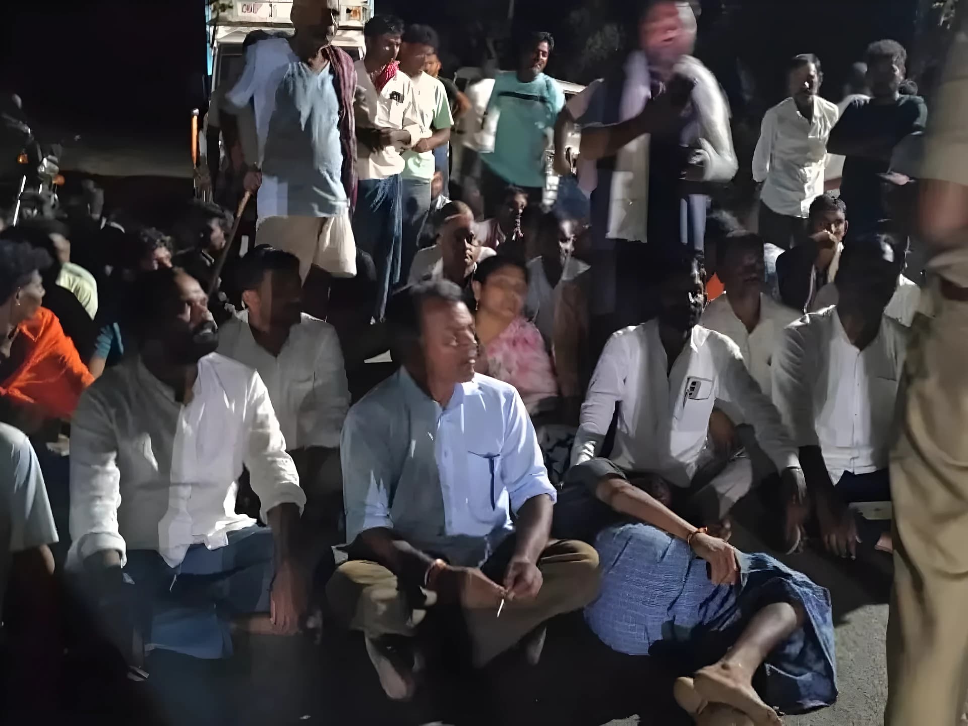 ఆదివాసీలపై దాడులు ఆపాలని నిరసన
