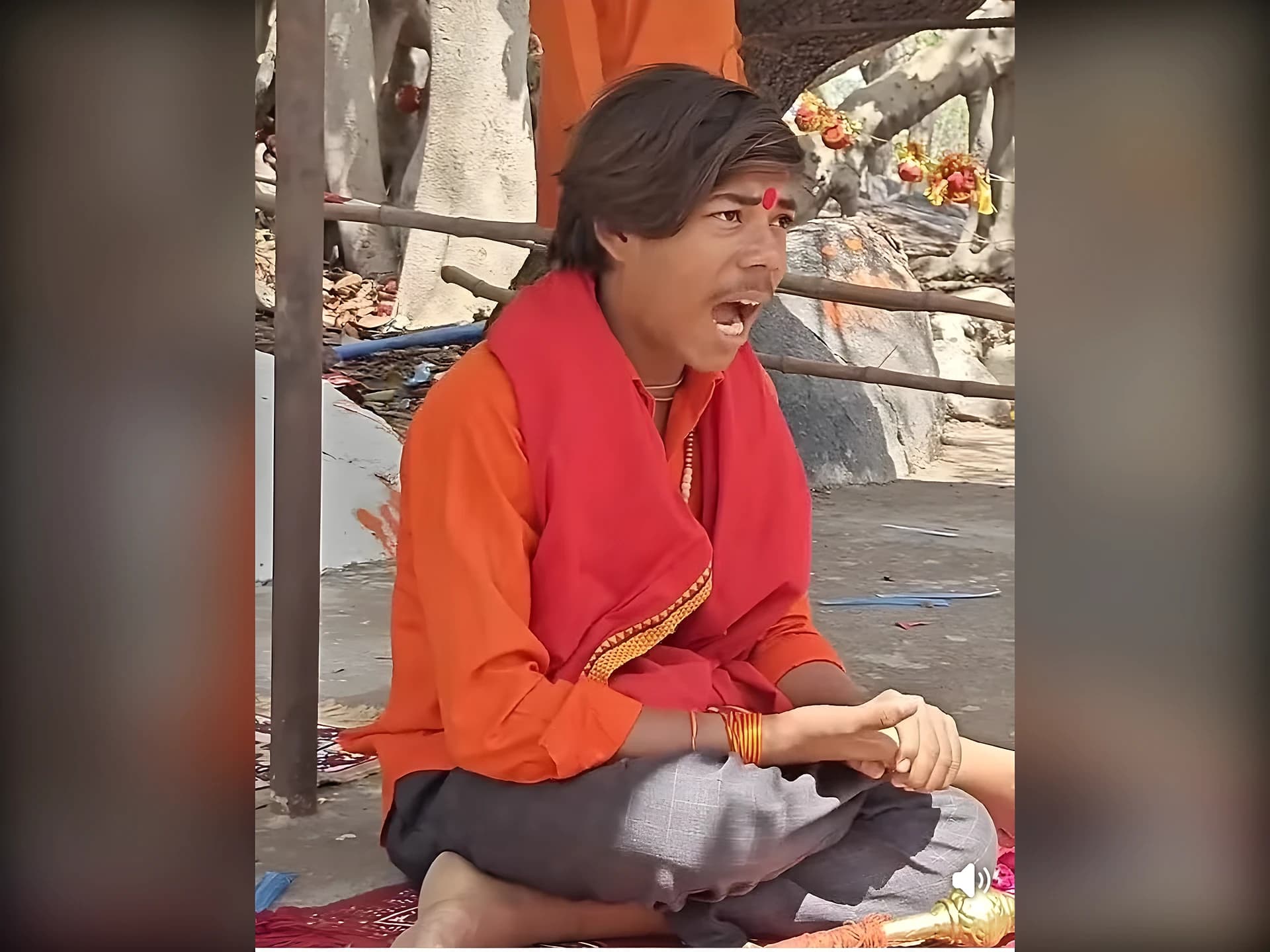 దివ్యశక్తులున్న బాబా.. పాముకు భయపడి హాస్పిటల్కి!