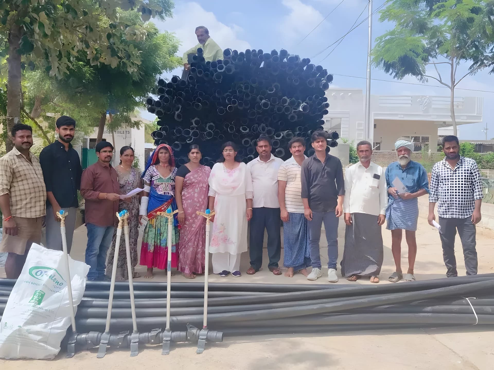 22 మంది రైతులకు స్ప్రింక్లర్ యూనిట్ల పంపిణి