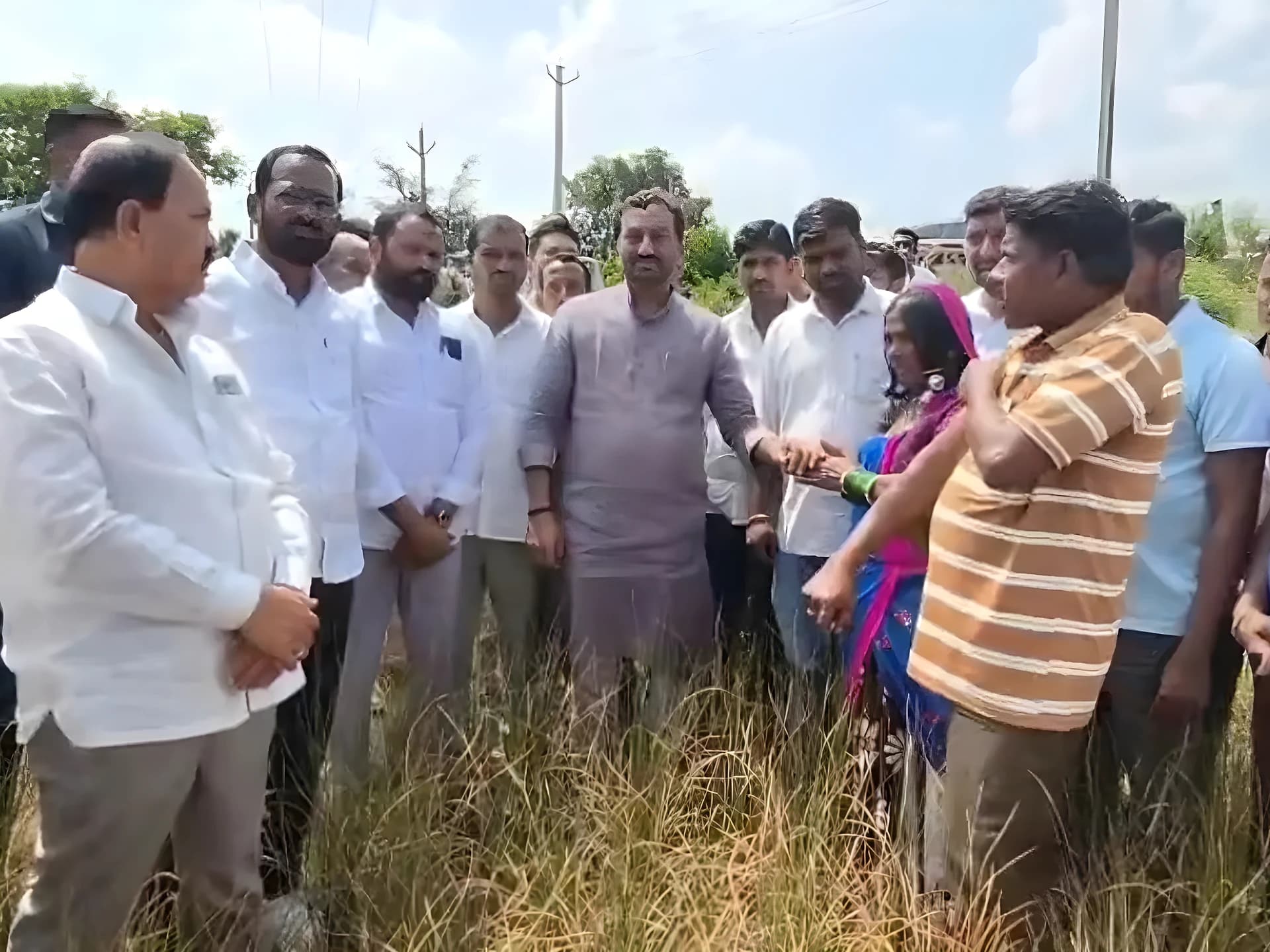 రైతు కుటుంబానికి 50లక్షల ఎక్స్గ్రేషియా ఇవ్వాలి: MP