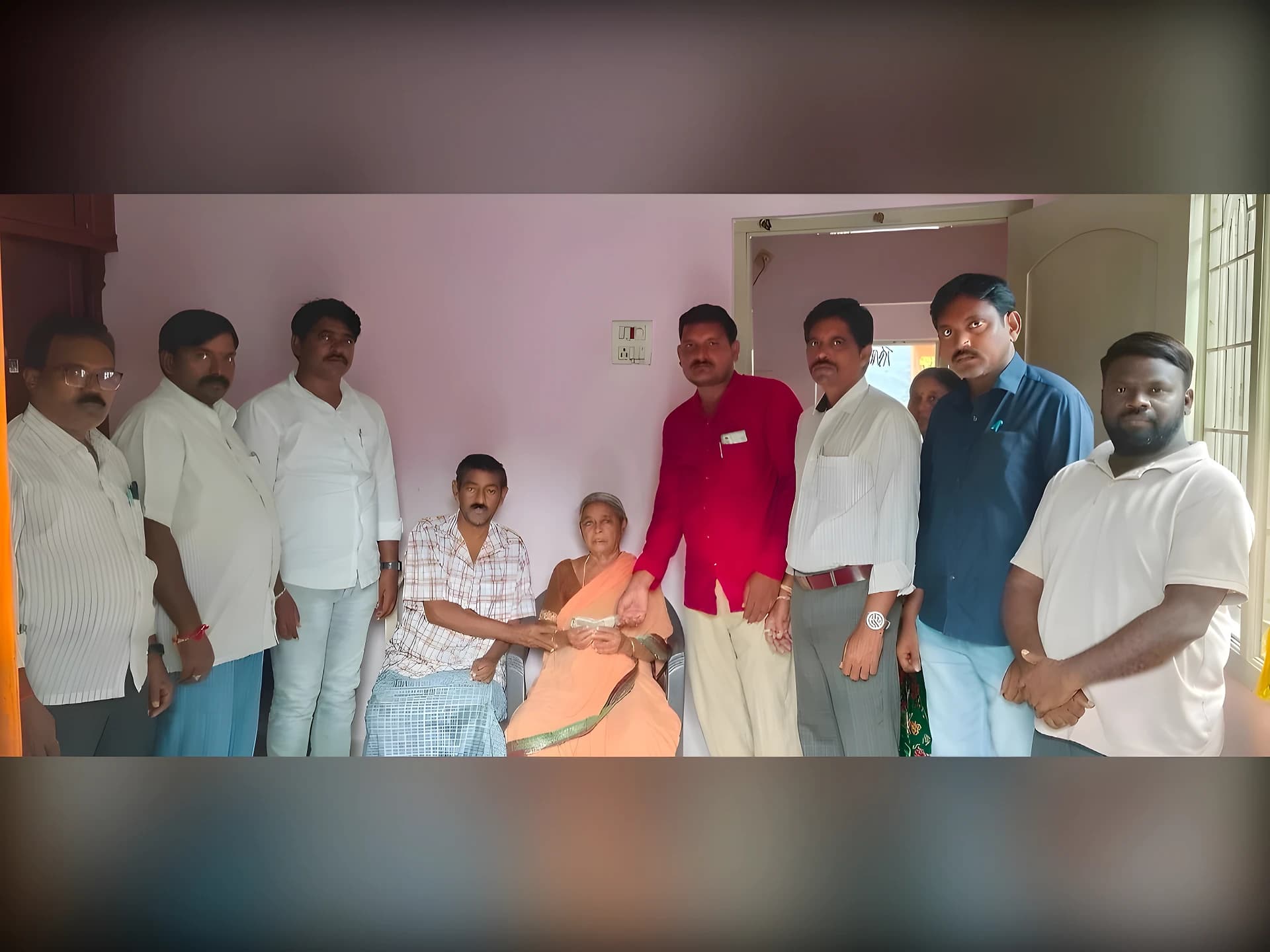 టీచర్ అకాల మరణానికి తోటి ఉద్యోగుల ఆర్థిక సాయం