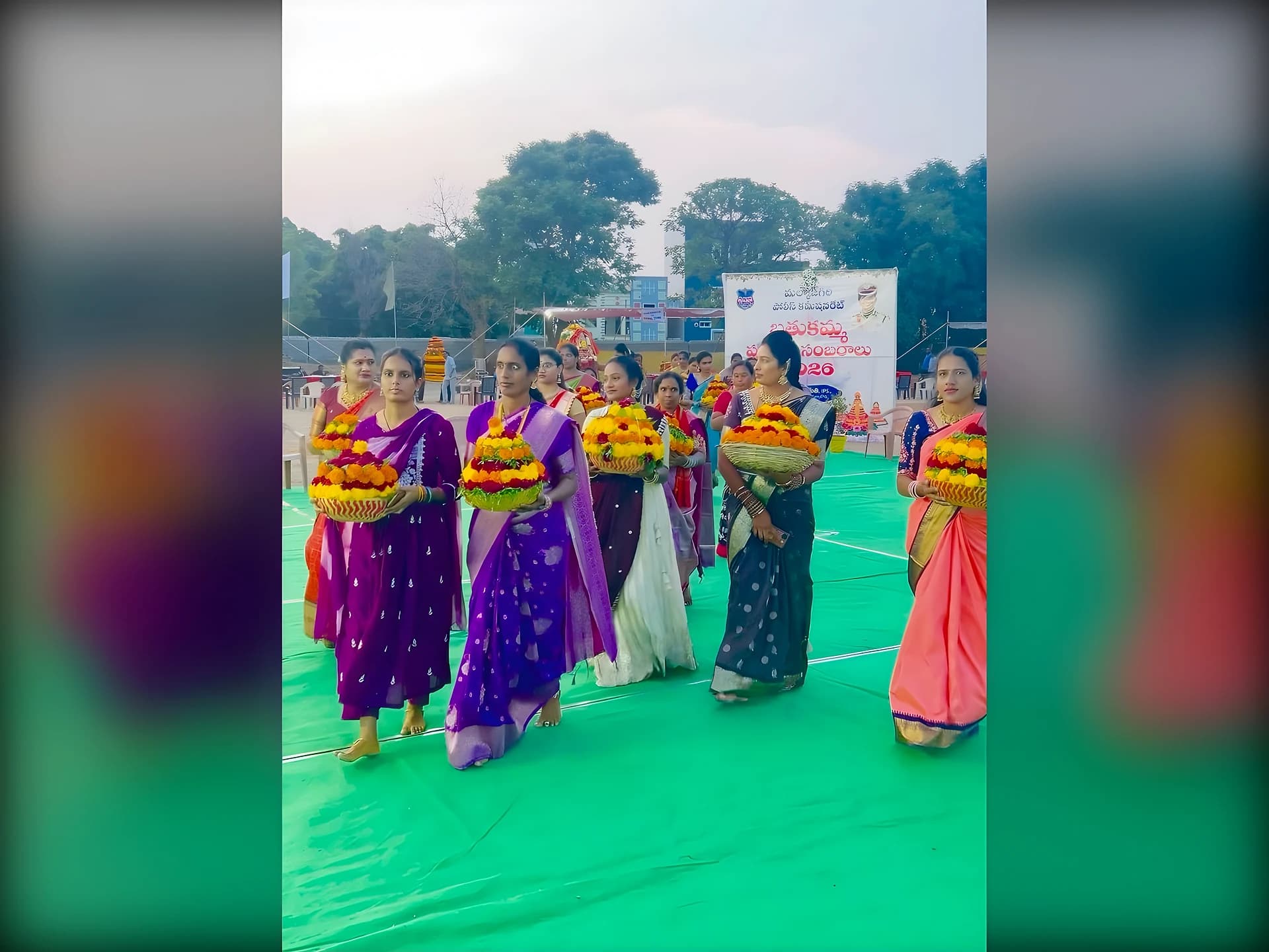 మల్కాజిగిరి పోలీసుల బతుకమ్మ సందడి!