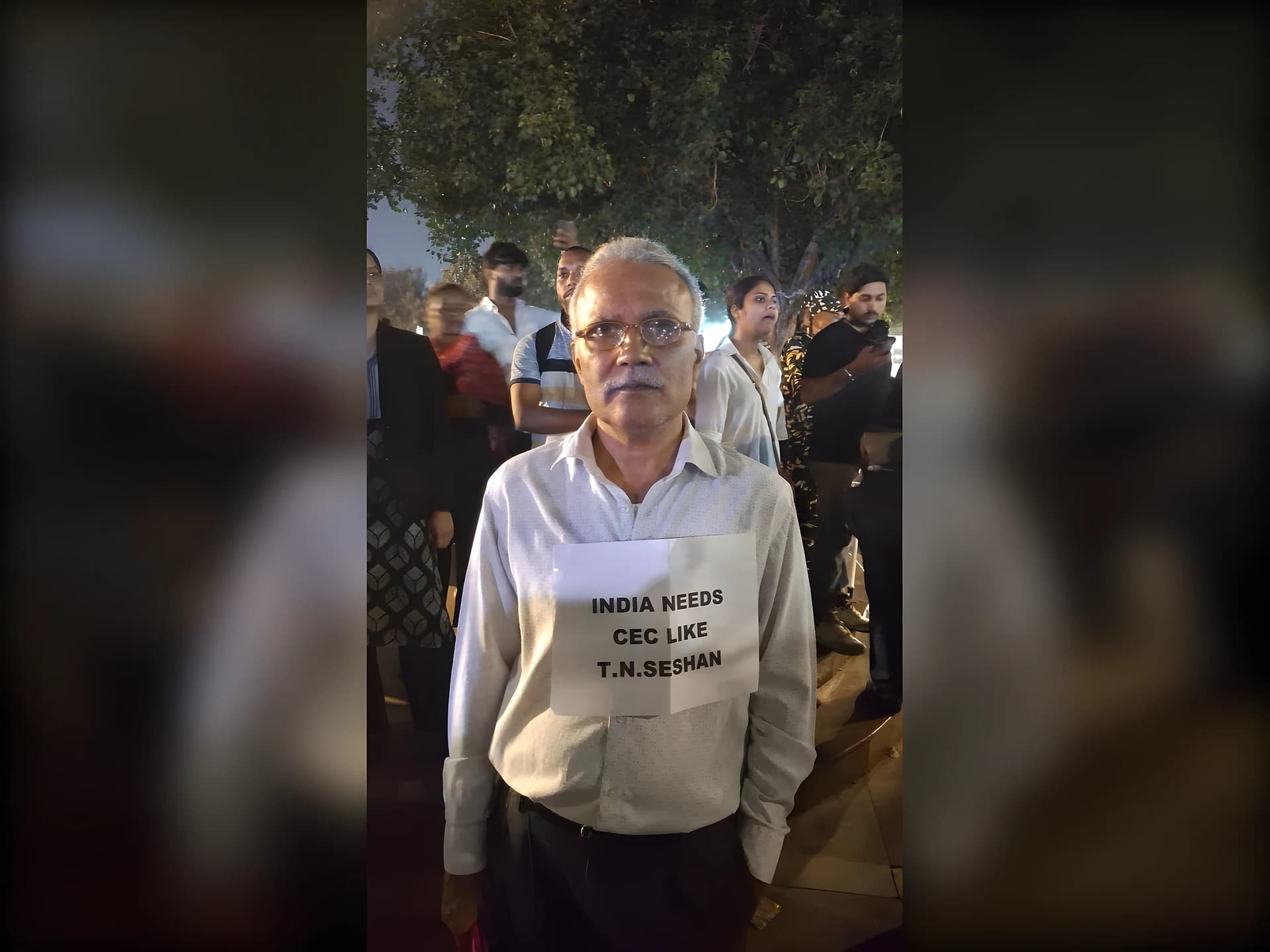 శేషన్ లాంటి అధికారులు కావాలి