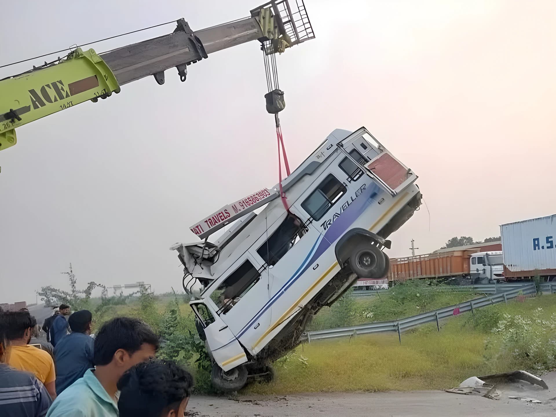 బస్సు బోల్తా.. 8 మంది మృతి