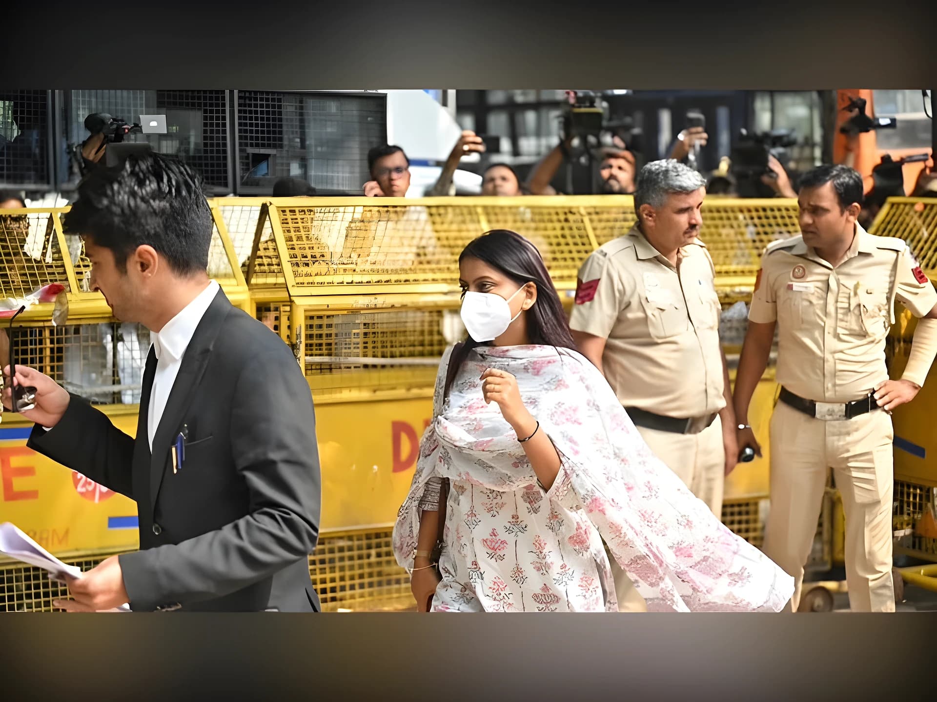 అభిజీత్ దిప్కే కోసం స్టేషన్ ముందు లాయర్లు