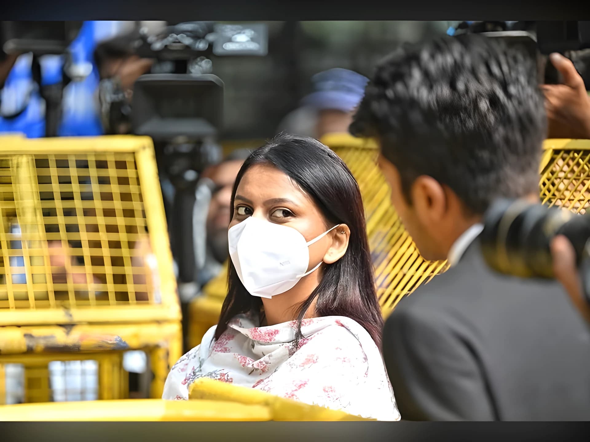 అభిజీత్ దిప్కే కోసం స్టేషన్ ముందు లాయర్లు