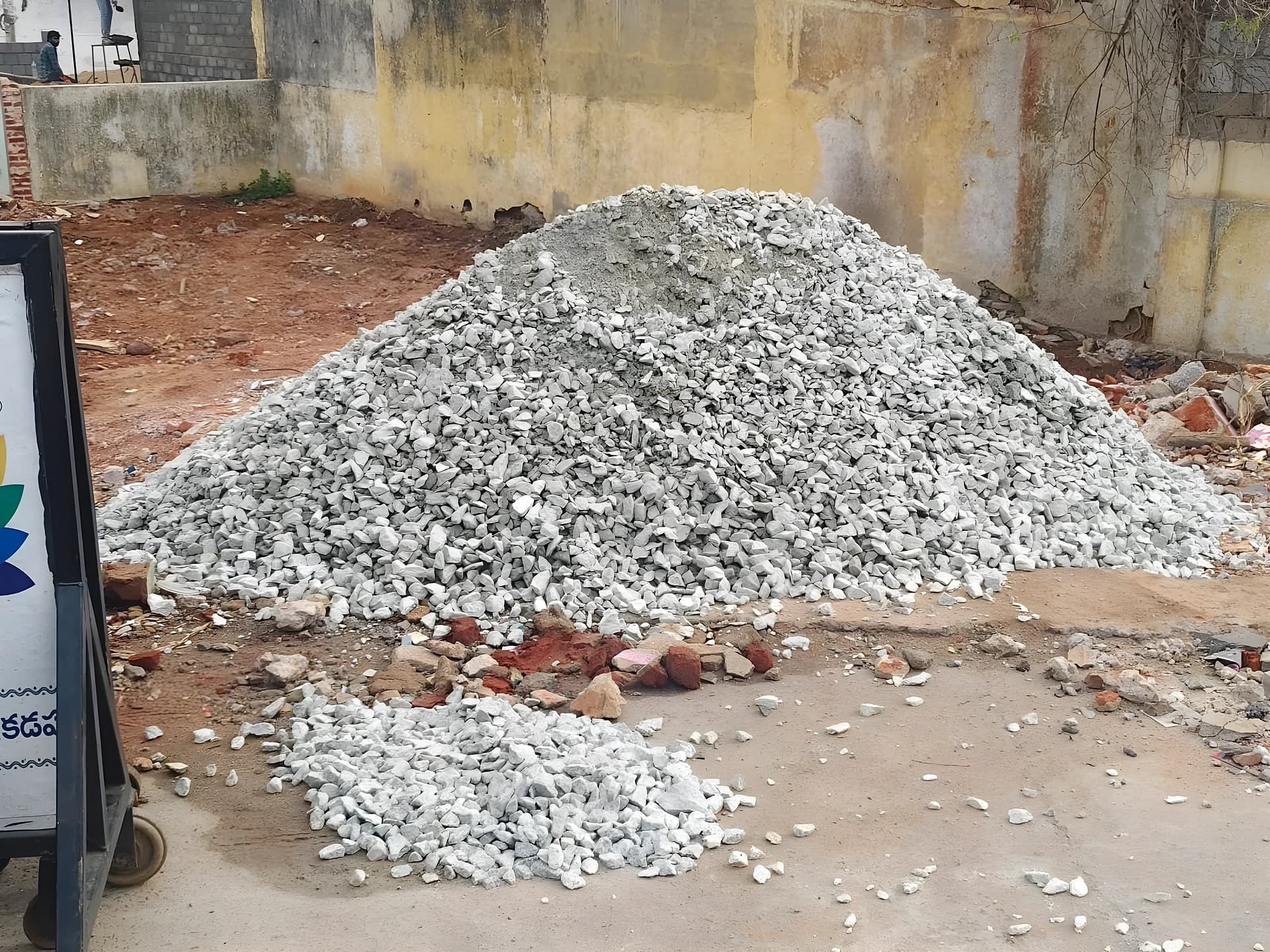 కడపలో కంకర రాళ్లు.. భారీ కుట్ర?