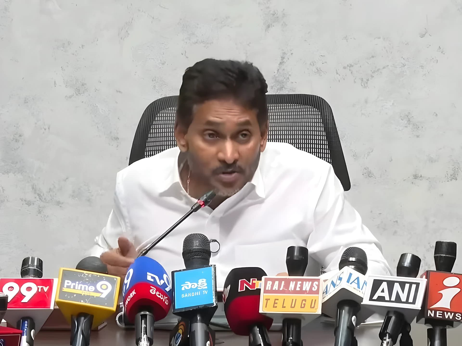 "అనిల్ చంద్ర పునేఠా ఎవరు?": YS జగన్