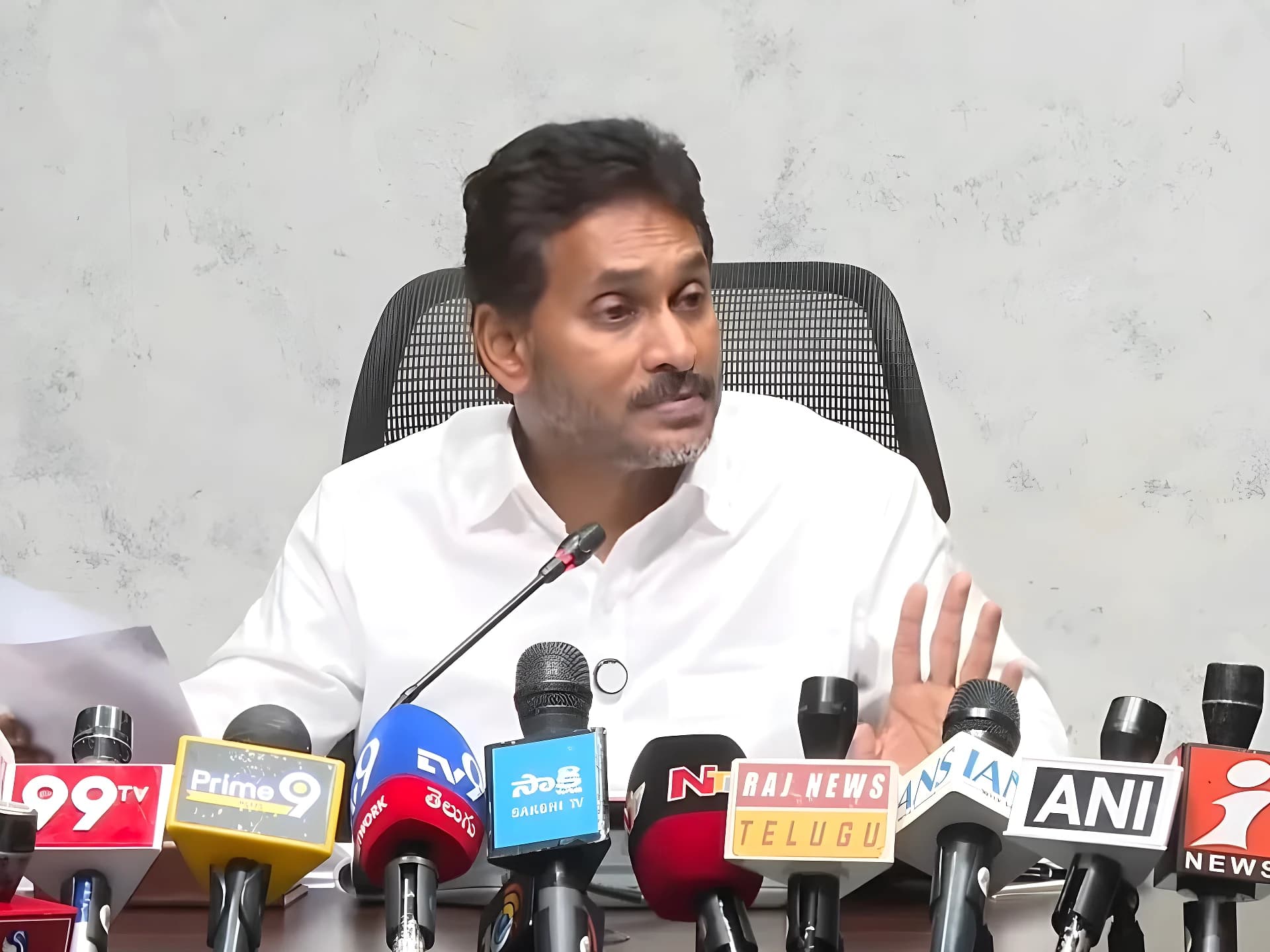 "రాష్ట్రంలో రాజ్యాంగం ఉందా?": YS జగన్