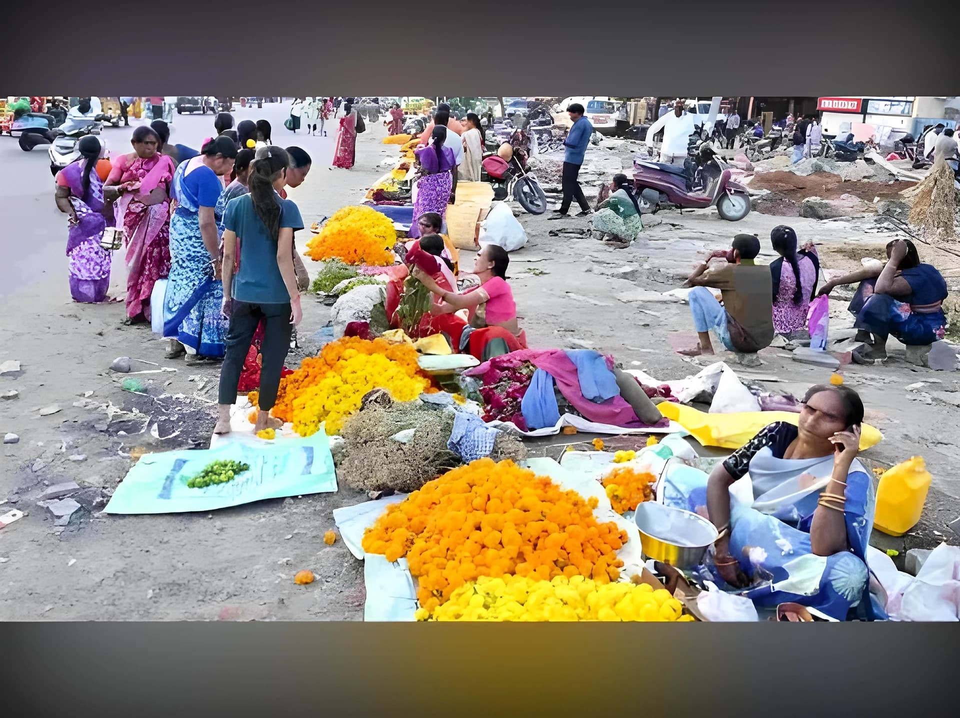 రామడుగు మార్కెట్లో బతుకమ్మ పూల సందడి
