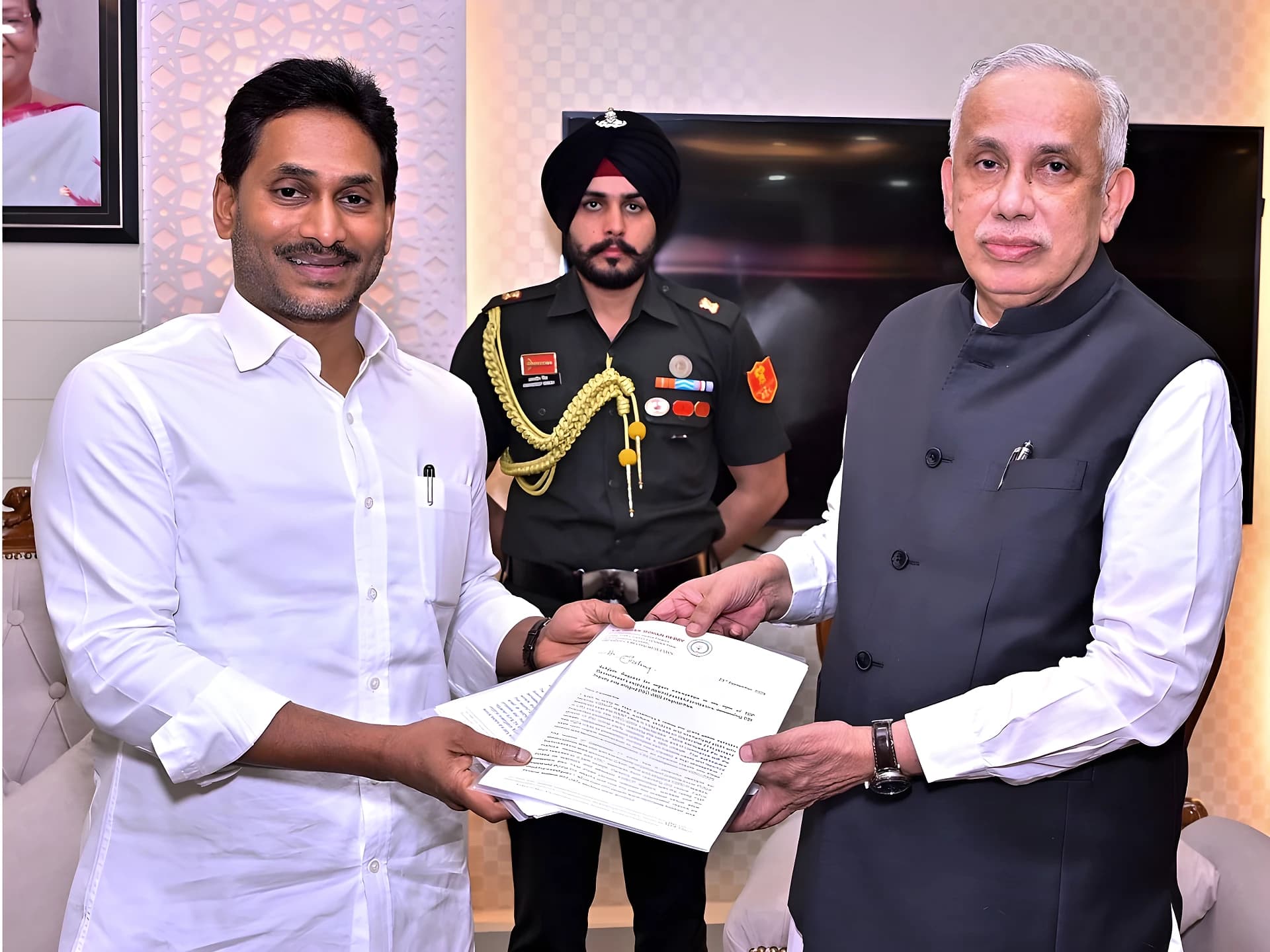 గవర్నర్ని కలిసిన YS జగన్