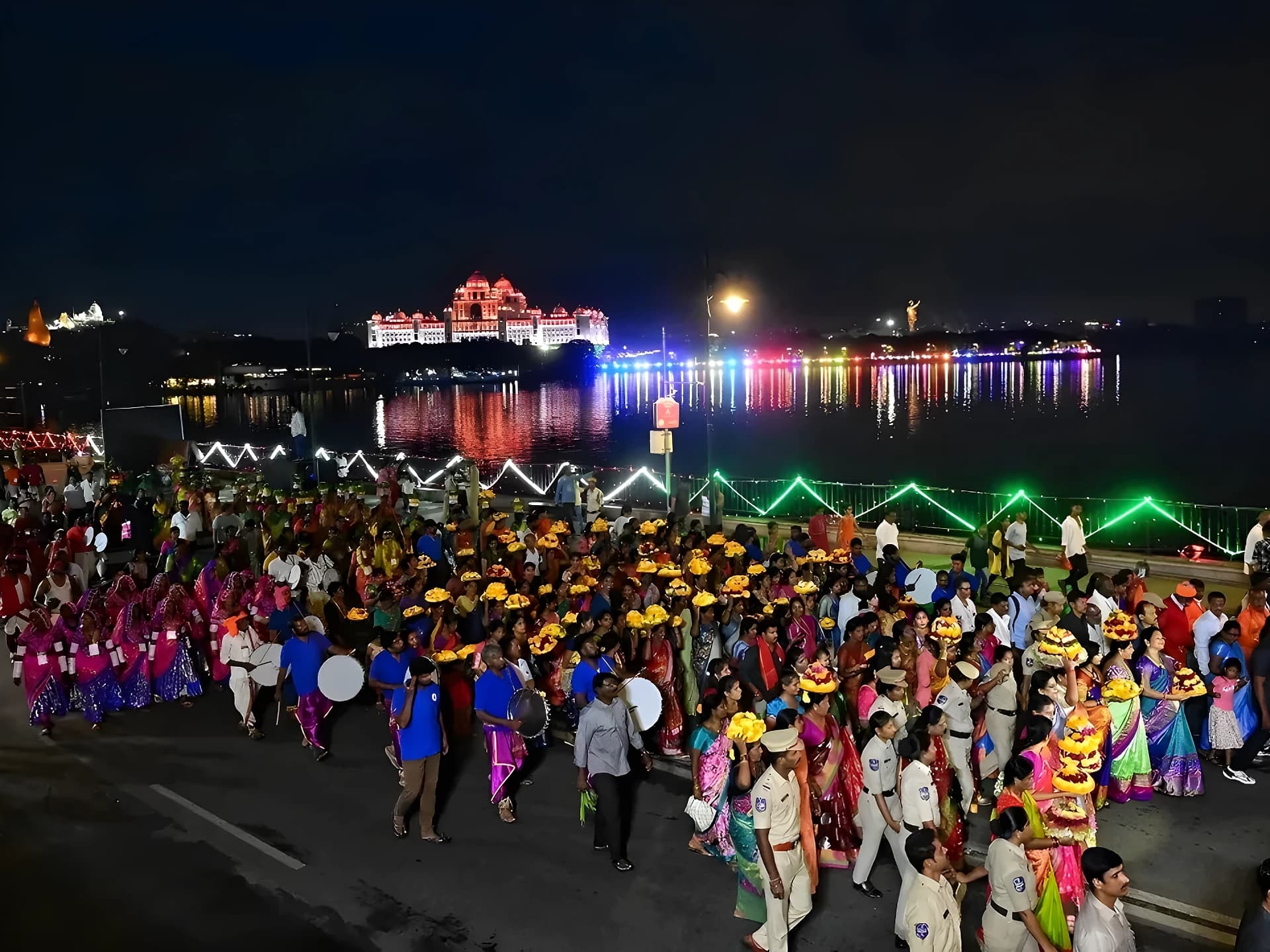 ట్యాంక్బండ్పై కొనసాగుతున్న బతుకమ్మ సందడి