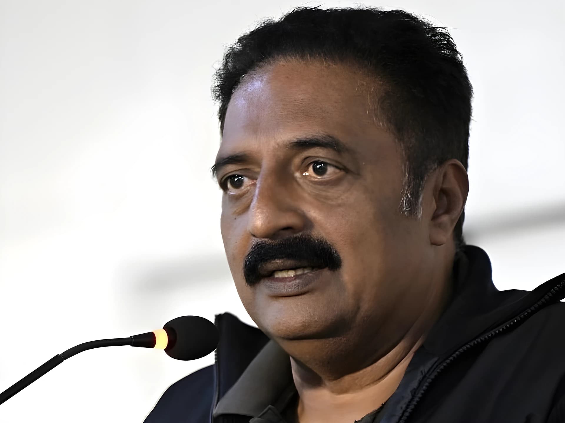 మోదీ భయపడుతున్నారా: ప్రకాశ్ రాజ్