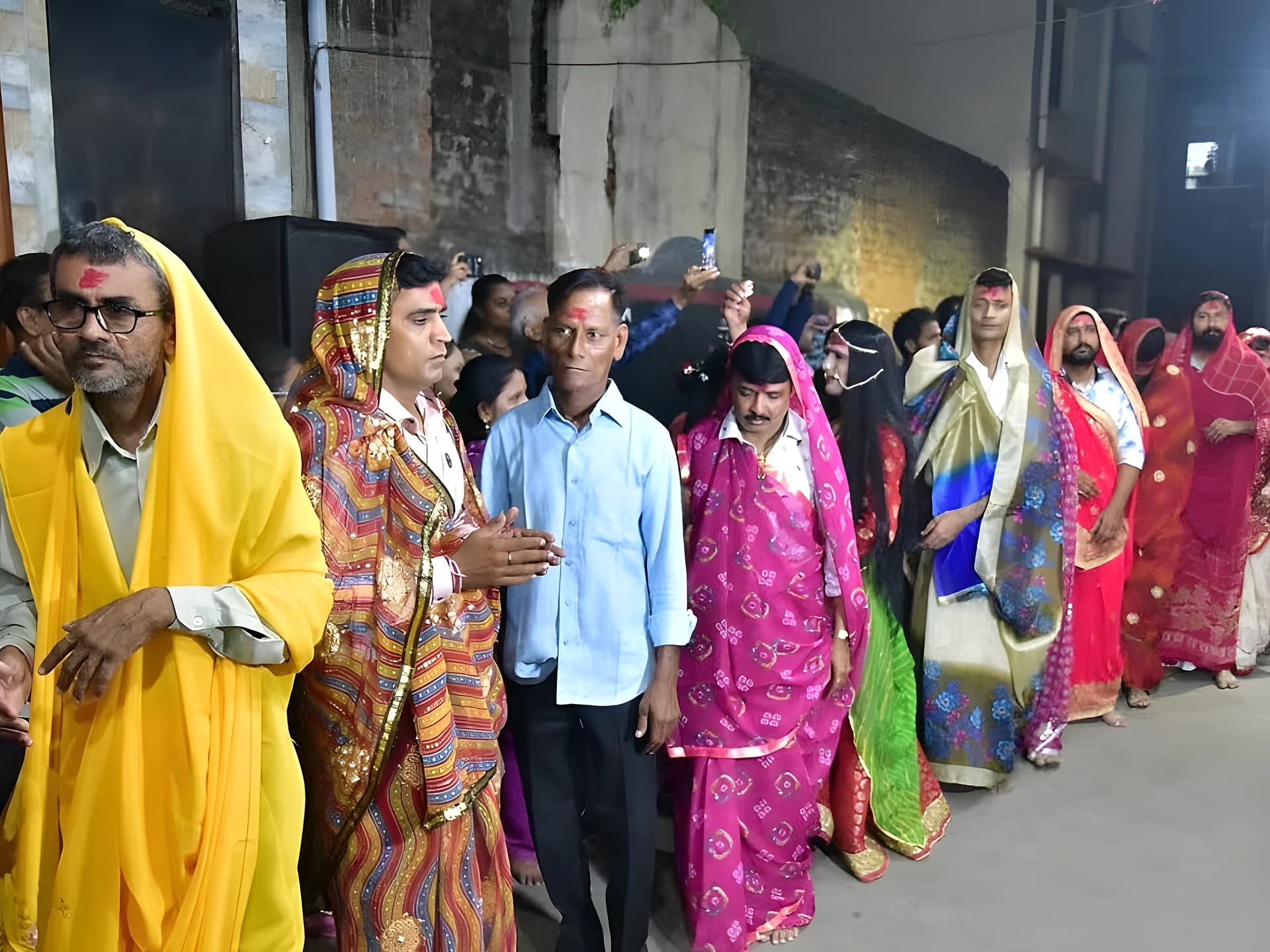 శారీల్లో మగవాళ్లు.. శాపమా?