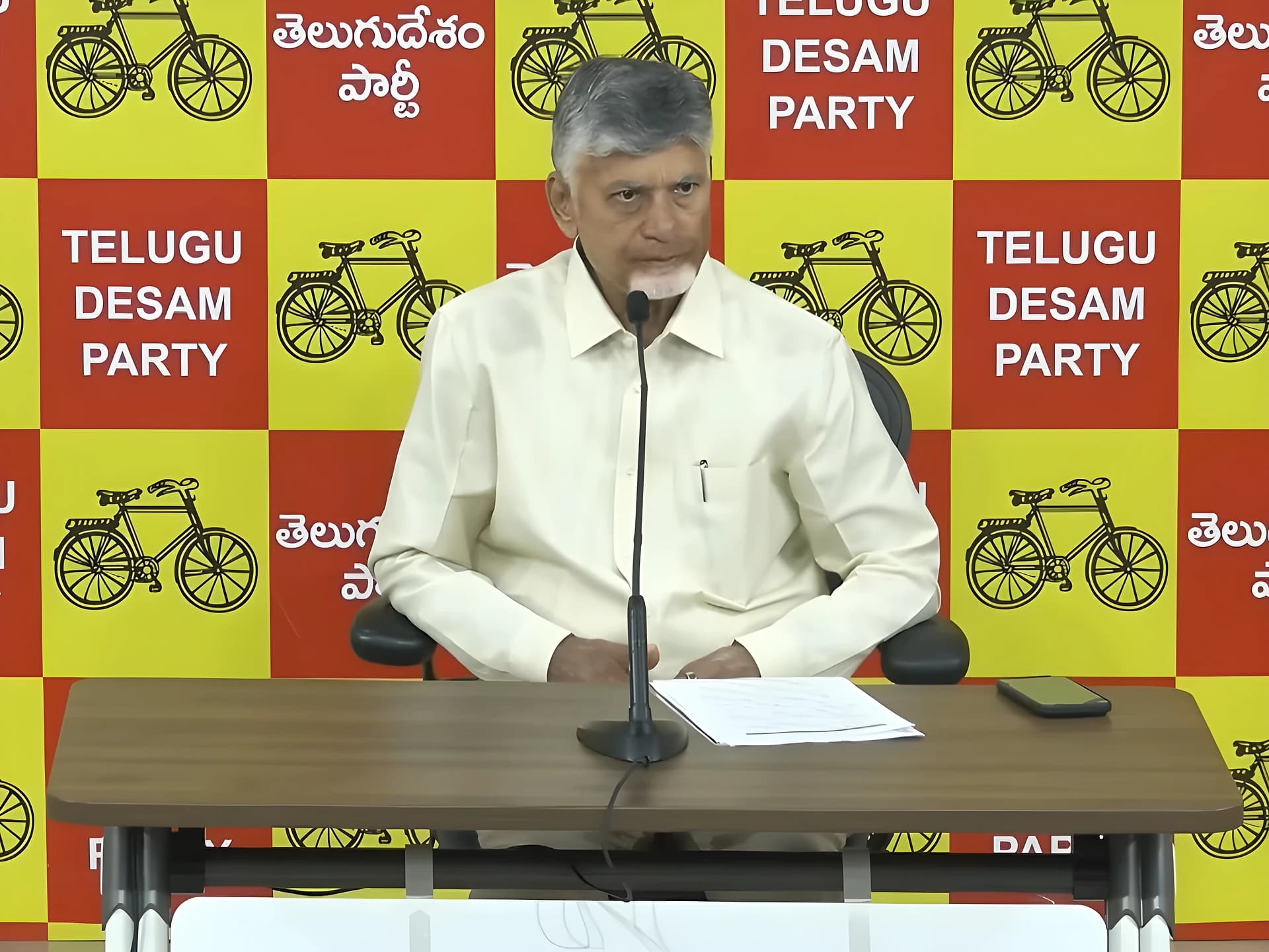 "రక్త చరిత్ర వారిదే": CM చంద్రబాబు