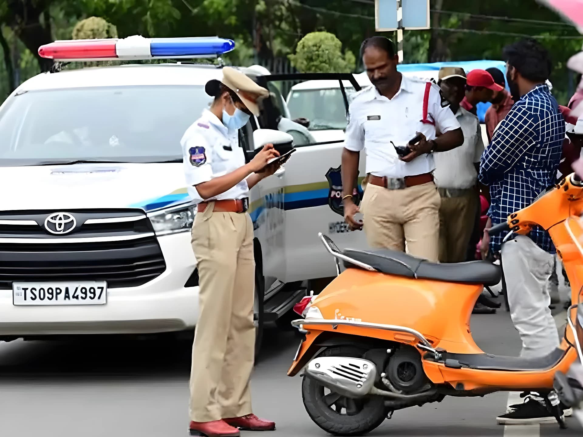 నకిలీ ప్లేట్లతో 88 బైక్లు, 12 కార్లు సీజ్