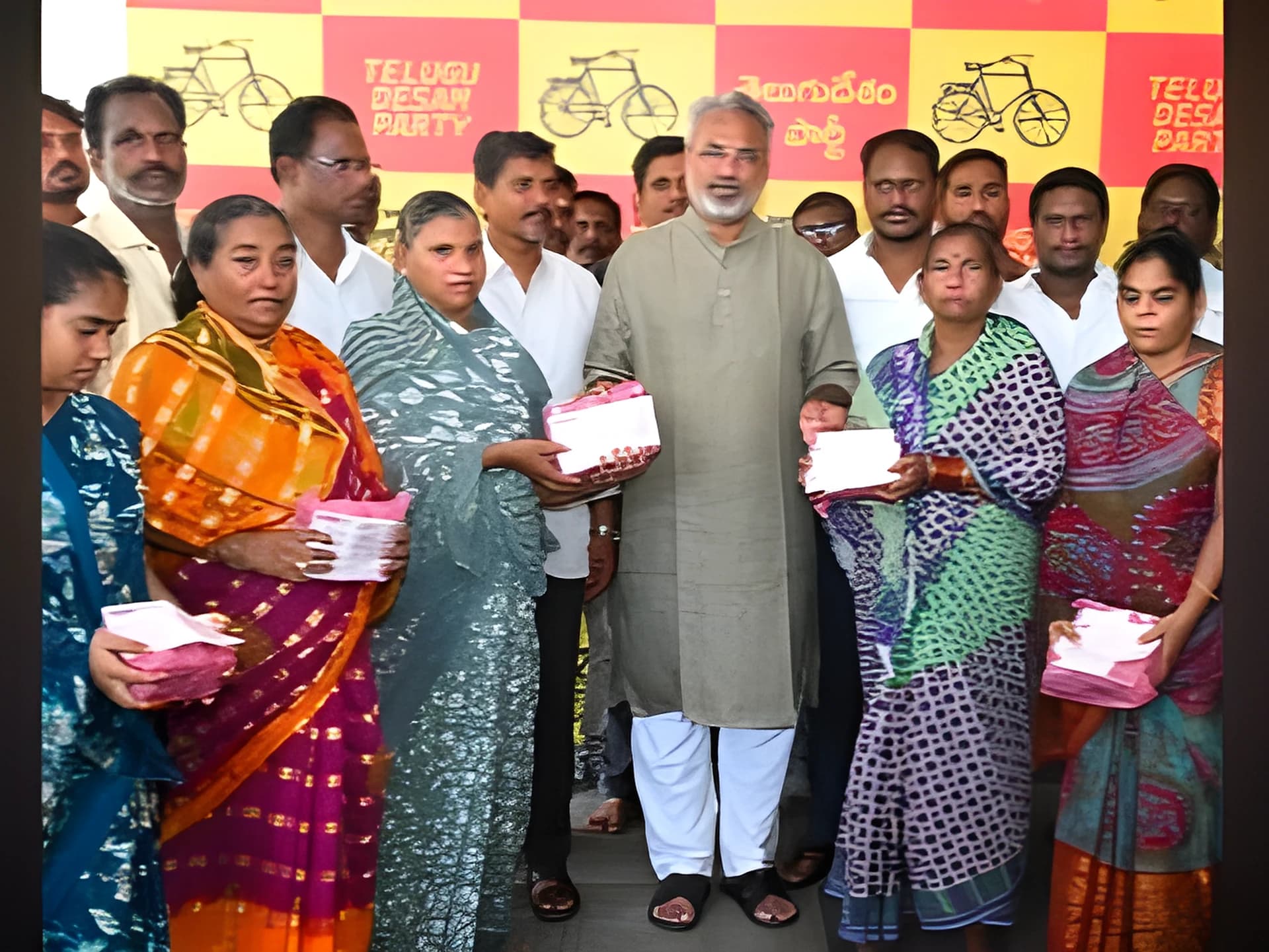 కార్మికుల కుటుంబాలకు చెక్కులు పంపిణీ