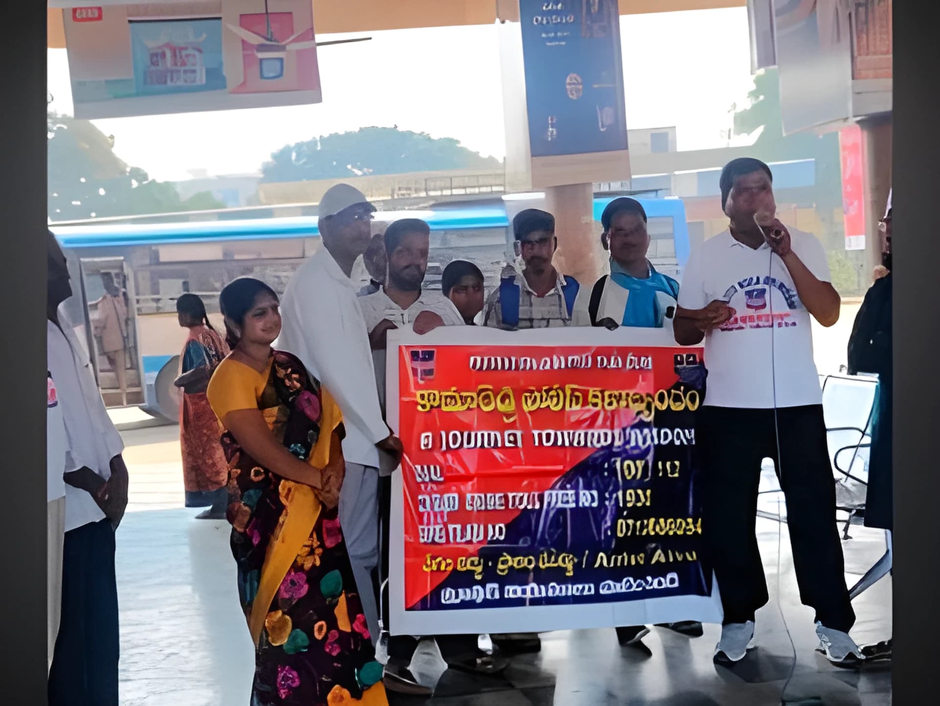 పోలీస్ కళాబృందంతో ప్రయాణికులకు అవగాహన