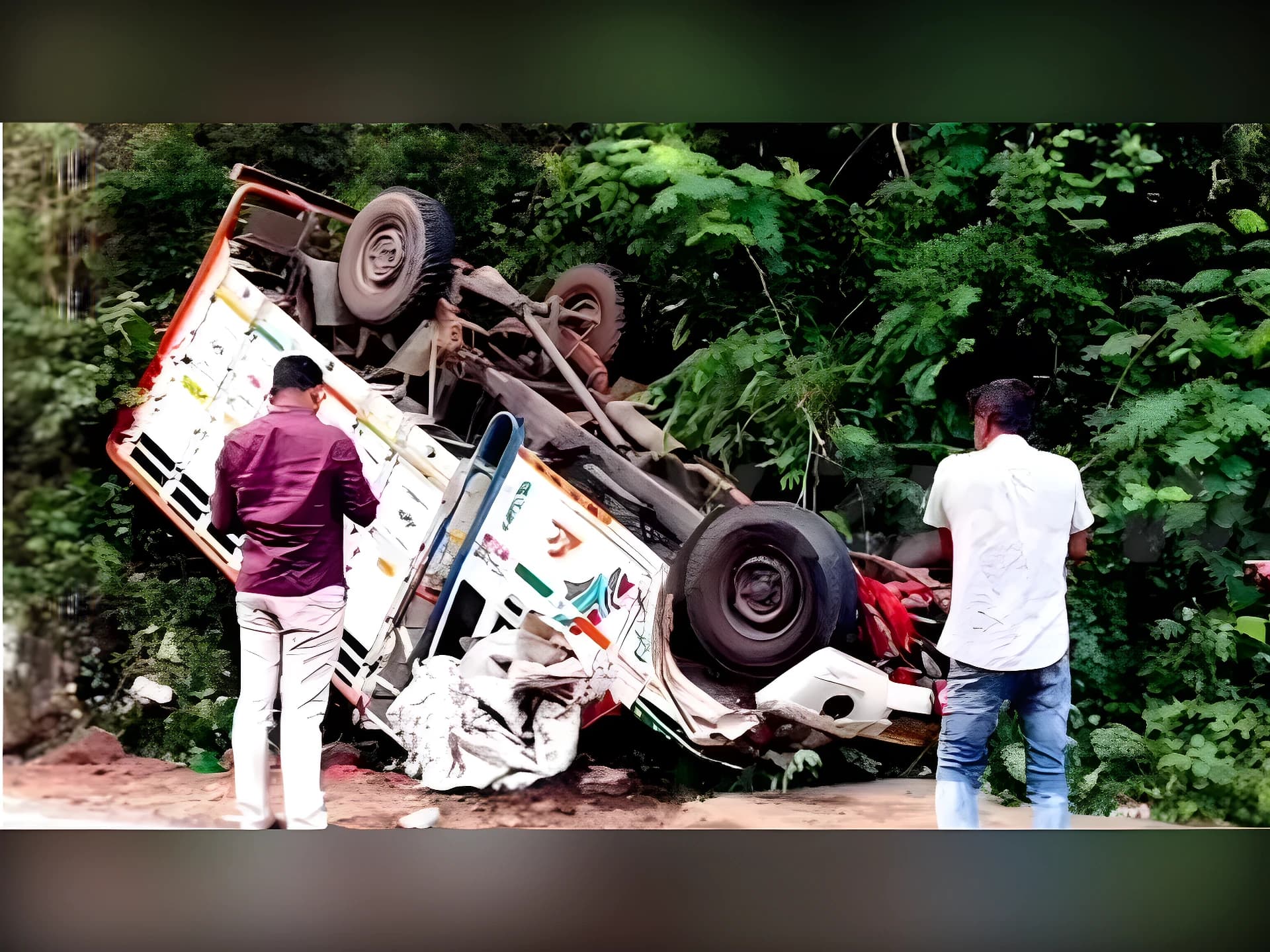 పాడేరు ఘాట్ రోడ్డులో ప్రమాదం.. భవానీ మాలధారులు మృతి