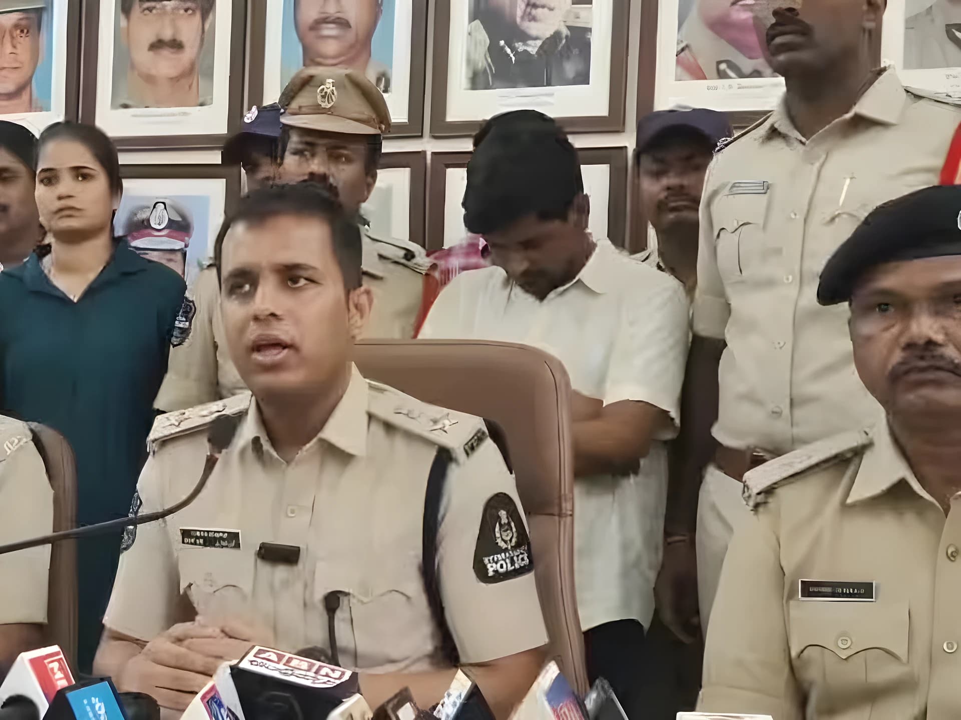 ఫేక్ అకౌంట్లతో బ్లాక్మెయిల్
