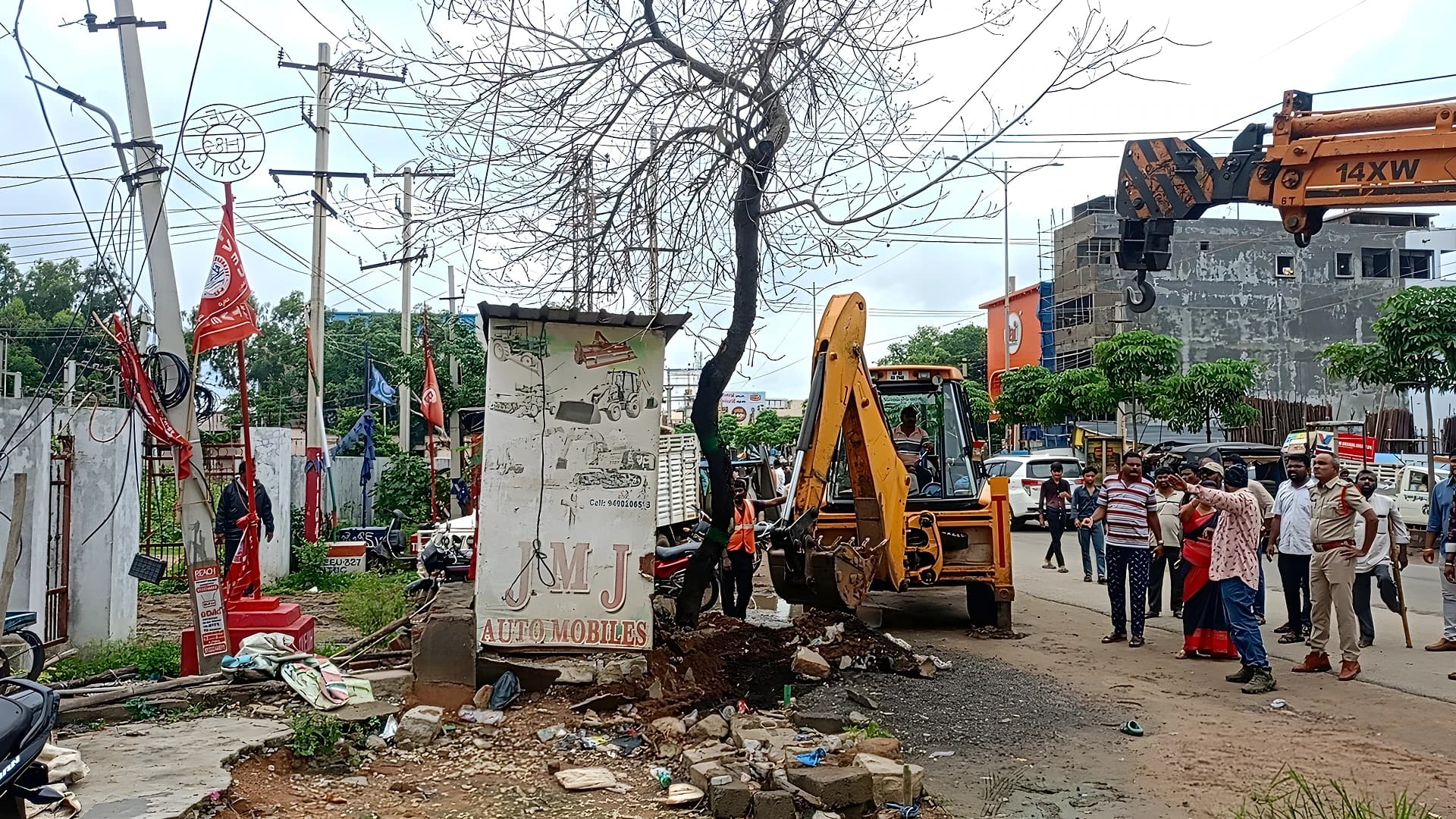 డబ్బాలు తీశారు.. దుకాణాలు వదిలేశారు