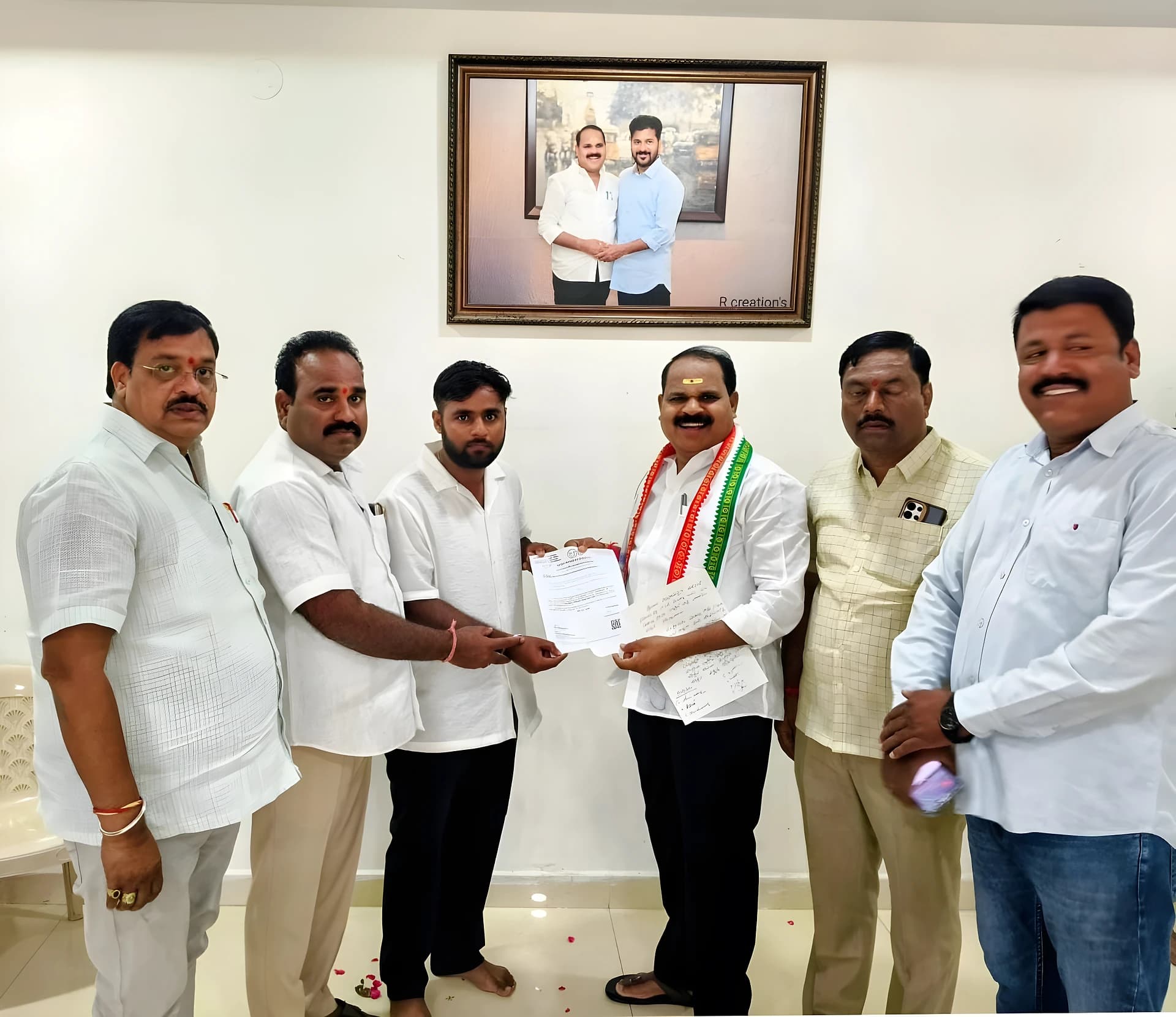 శ్రీనివాస్రెడ్డికి సీఎంఆర్ఎఫ్ చెక్ అందజేసిన ఎమ్మెల్యే
