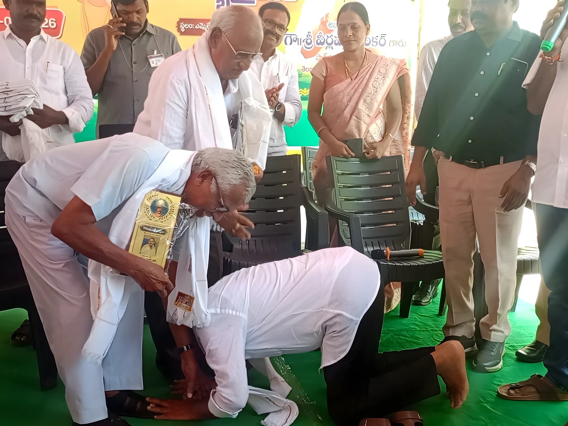 గురువులకు ఎమ్మెల్యే పాదాభివందనం