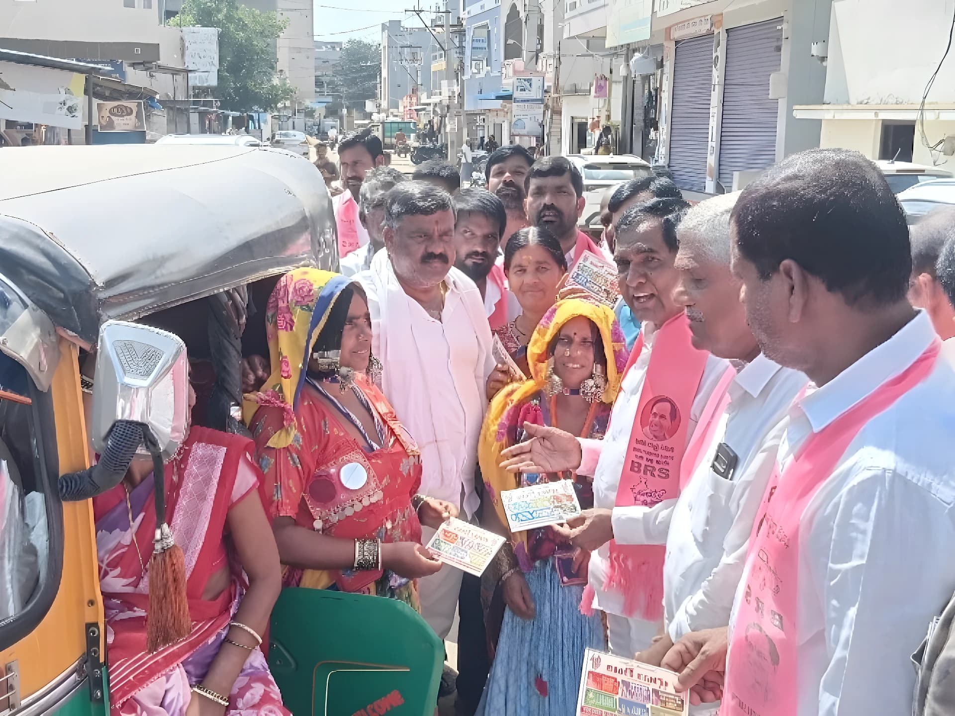 బీఆర్ఎస్ బాకీ కార్డుల పంపిణీ