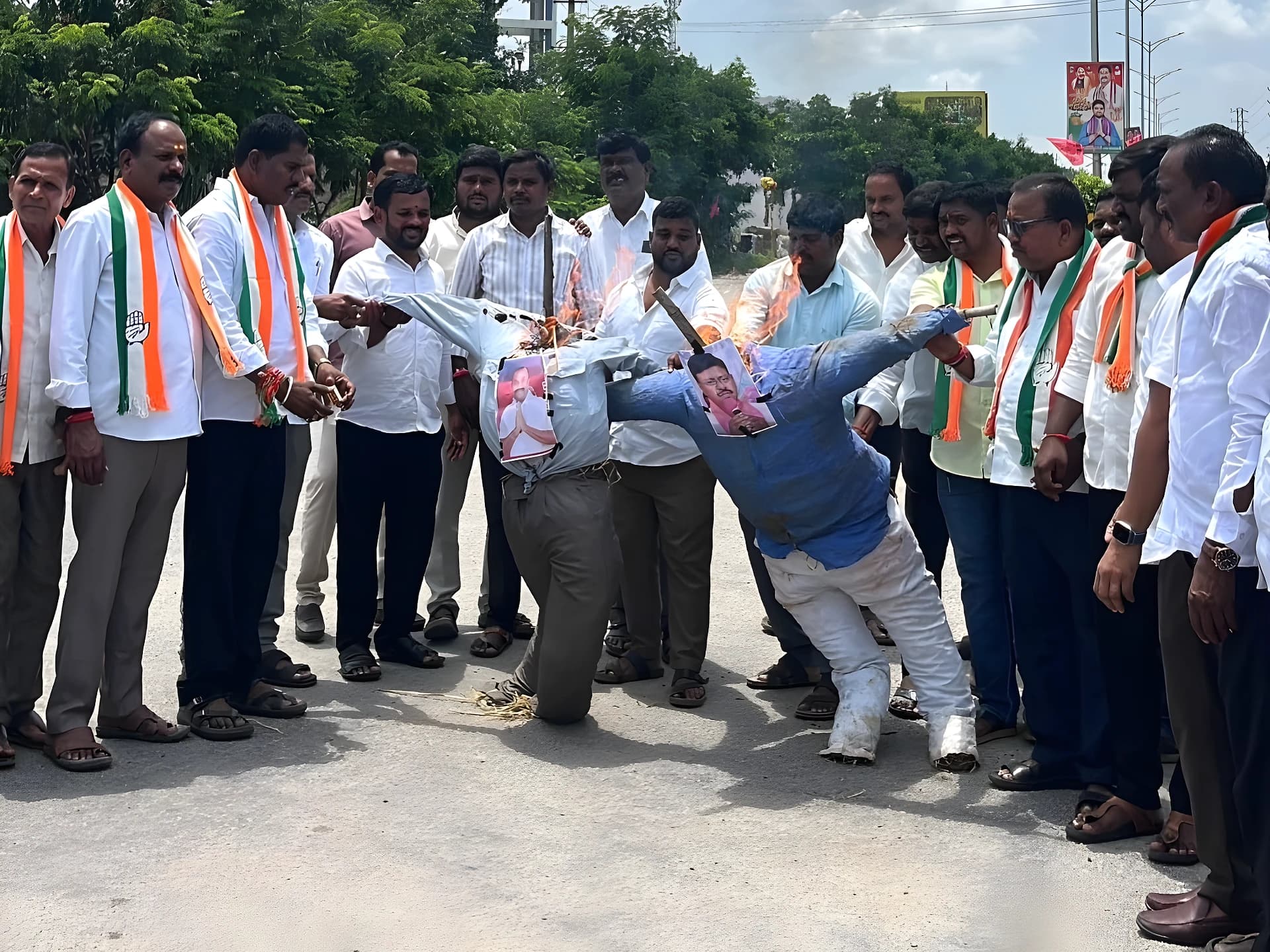 స్పీకర్పై కామెంట్స్.. MLCల విగ్రహాల దహనం