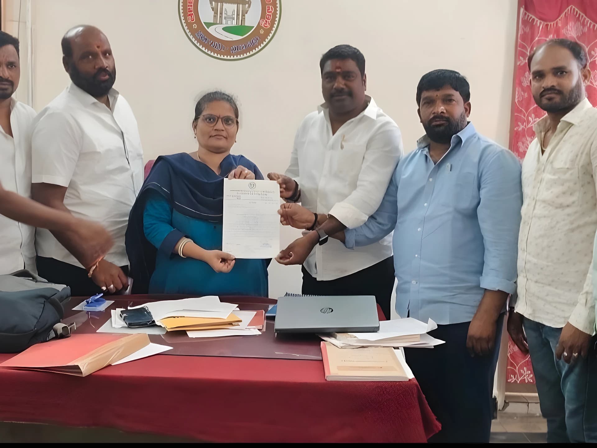 లింగారెడ్డిగూడలో బస్సులు ఆపాలని వినతి