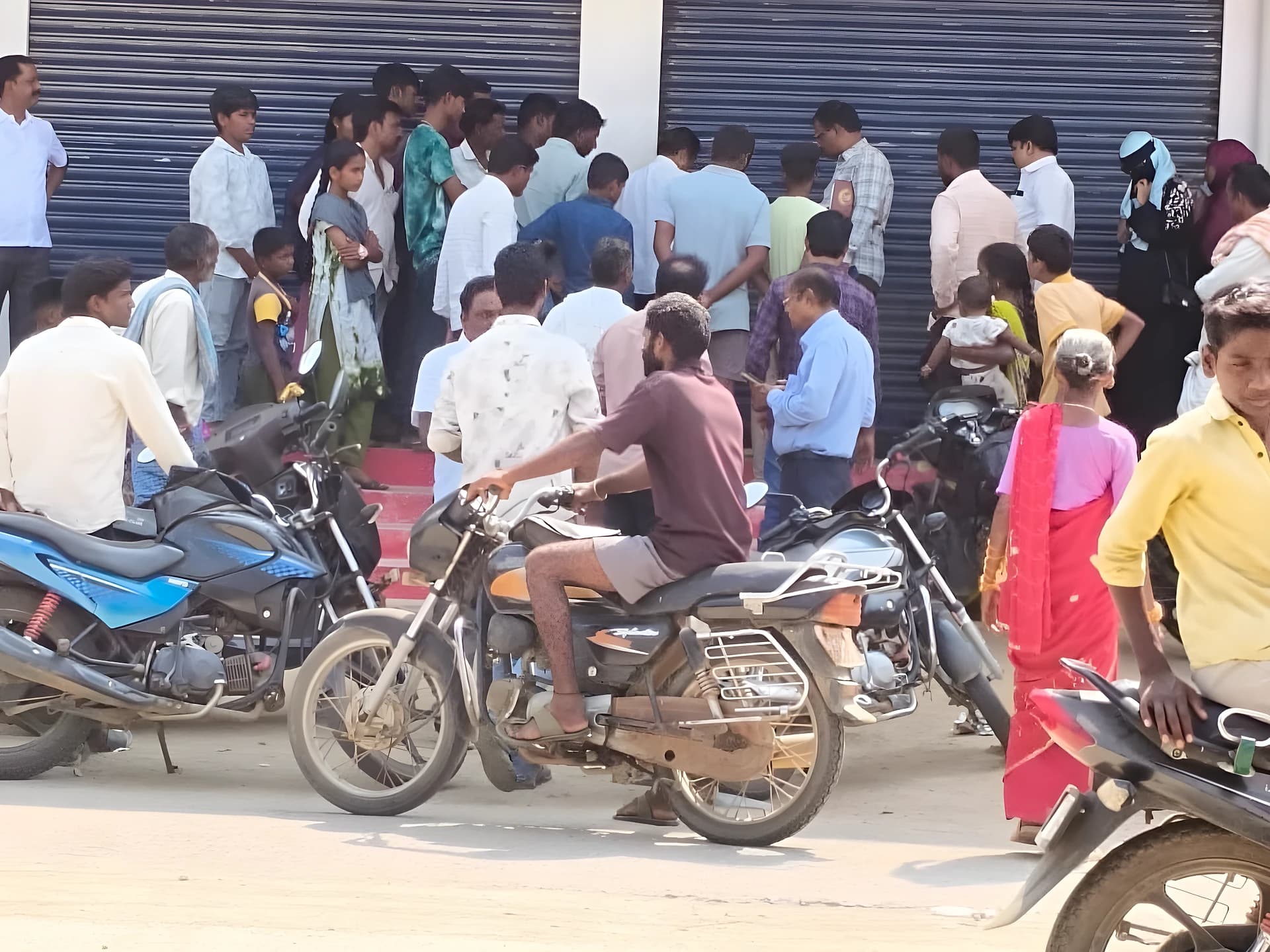 మిడ్జిల్ సహా పలు ప్రాంతాల్లో వైద్య కేంద్రాలు సీజ్