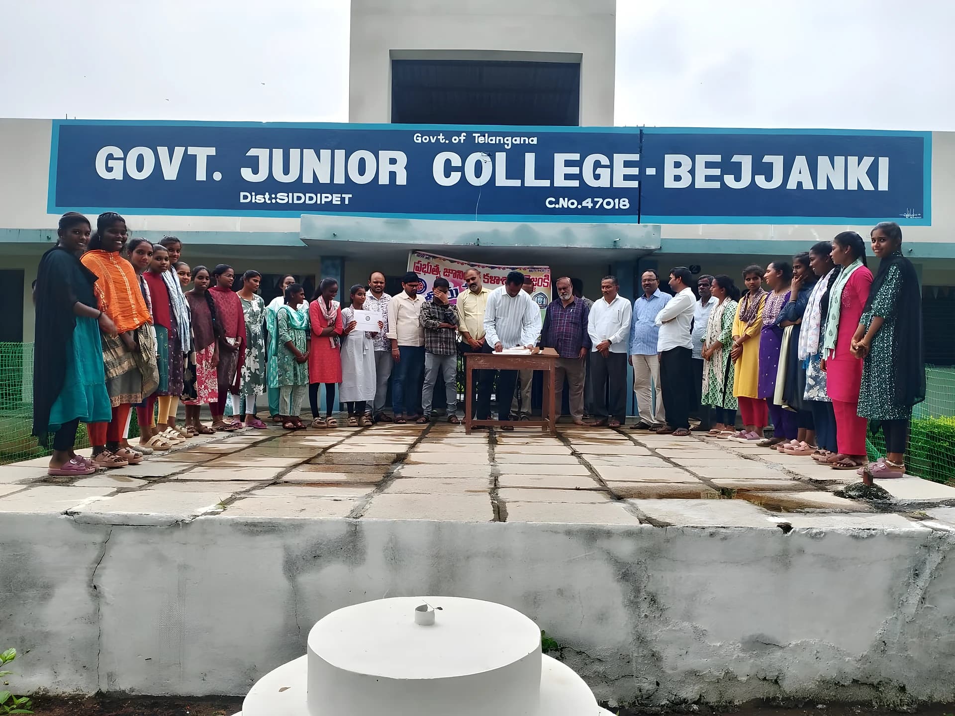 విద్యార్థులు సమాజ సేవలో ముందుండాలి