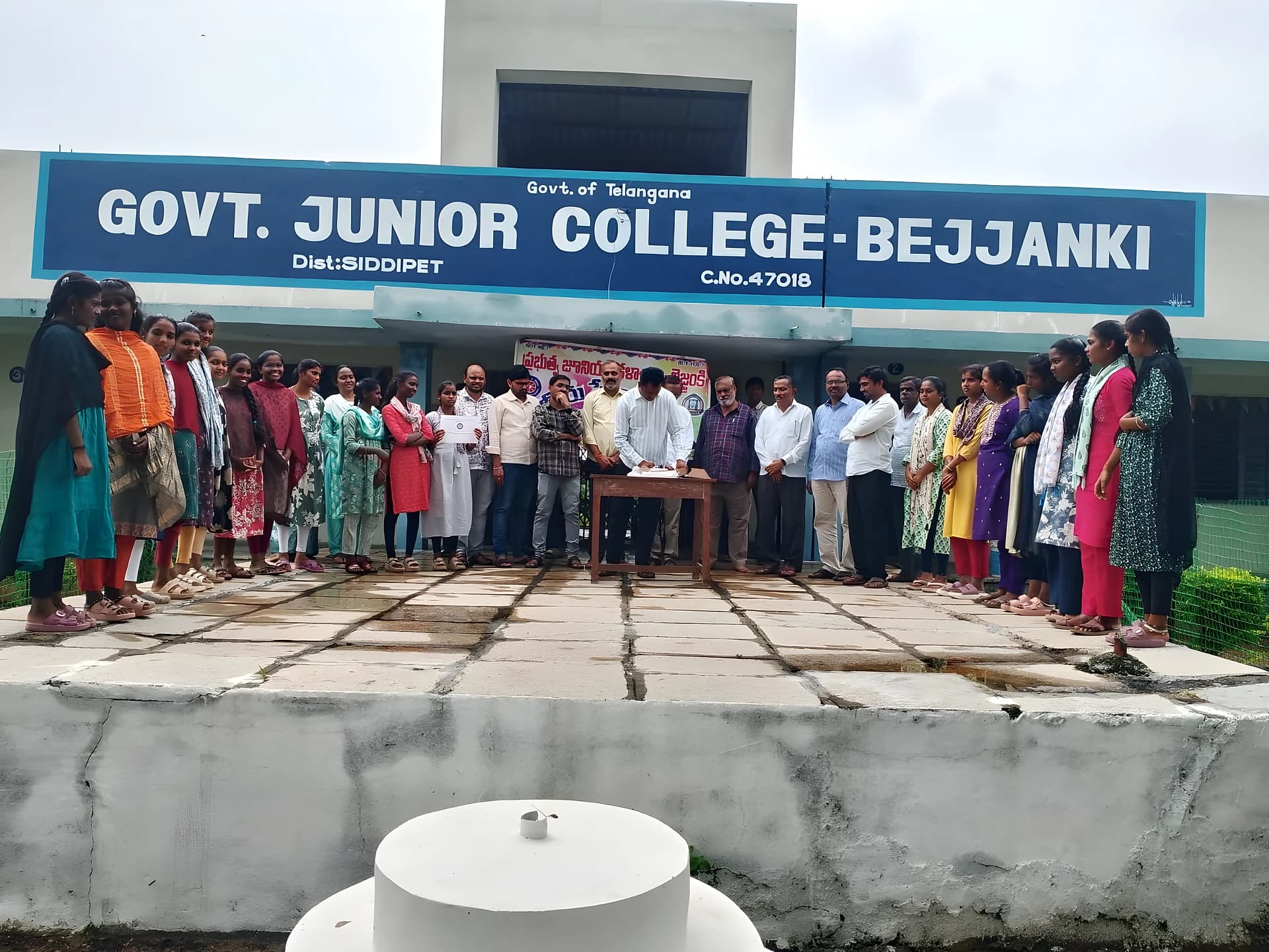 విద్యార్థులు సమాజ సేవలో ముందుండాలి