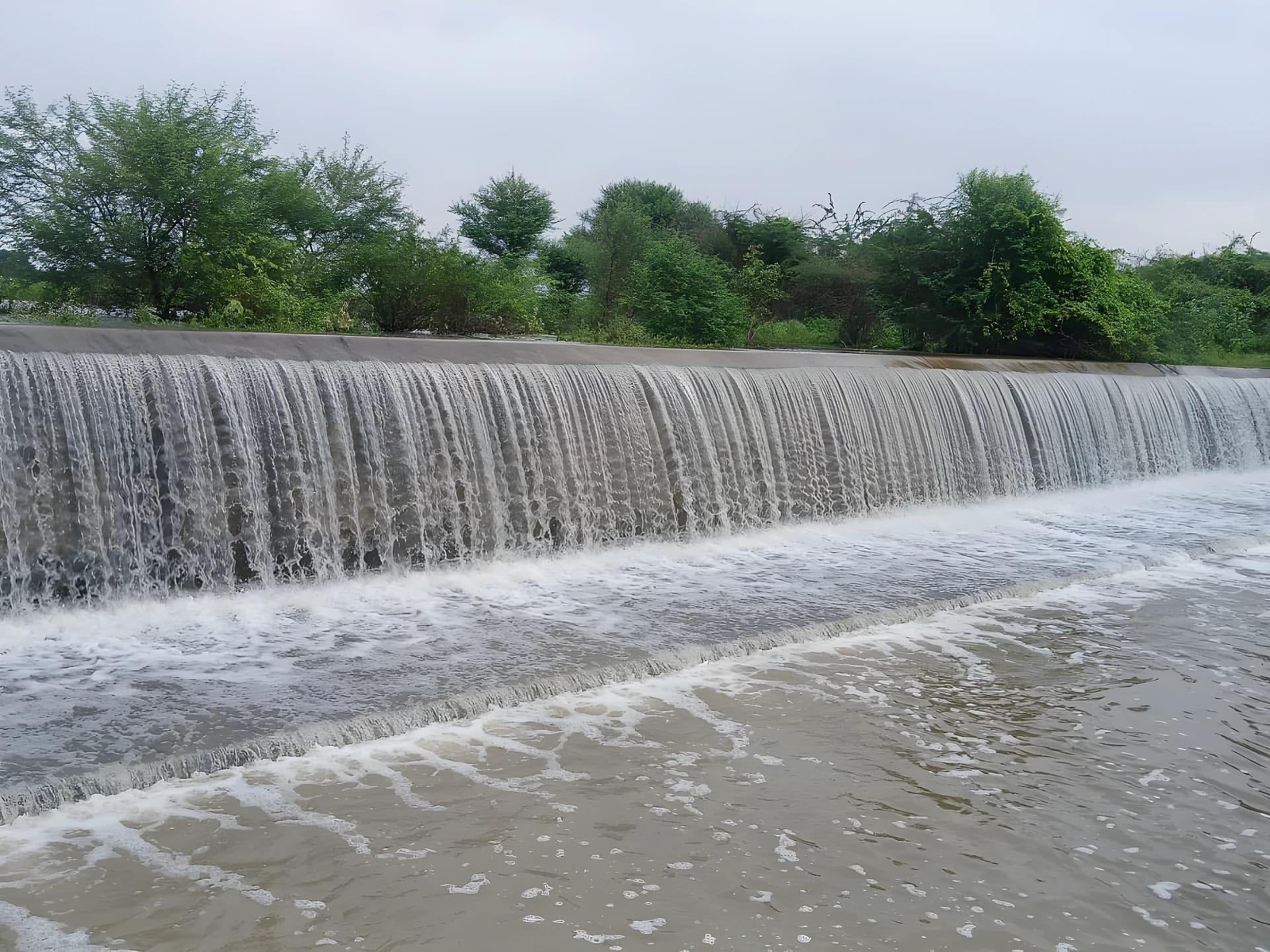 చెరువును చూసి రైతుల కళ్లల్లో ఆనందం