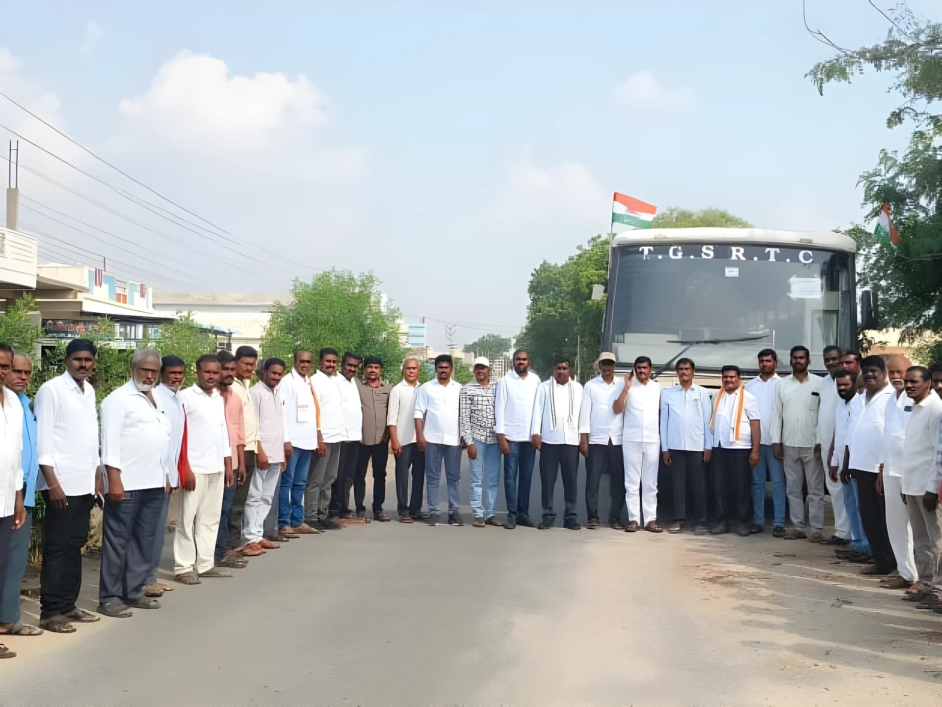 CM సభకు భారీగా తరలివెళ్లిన కాంగ్రెస్ శ్రేణులు