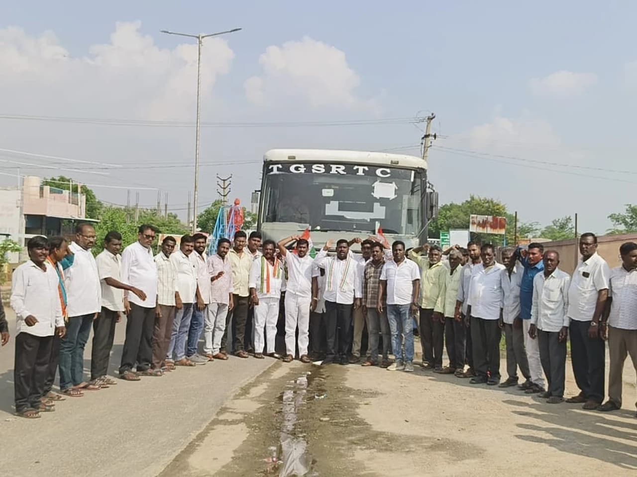 CM సభకు భారీగా తరలివెళ్లిన కాంగ్రెస్ శ్రేణులు
