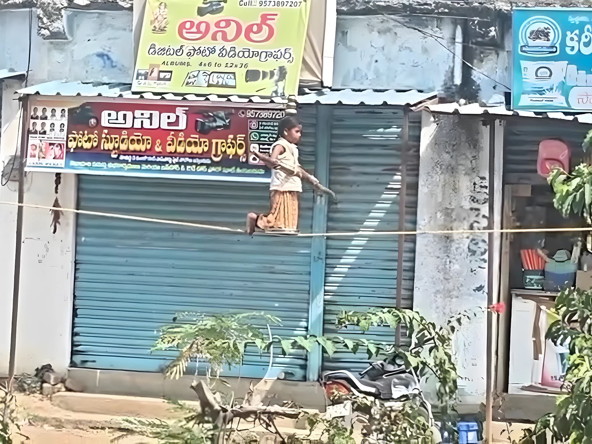 పొట్టకూటి కోసం ప్రాణాలతో చెలగాటం