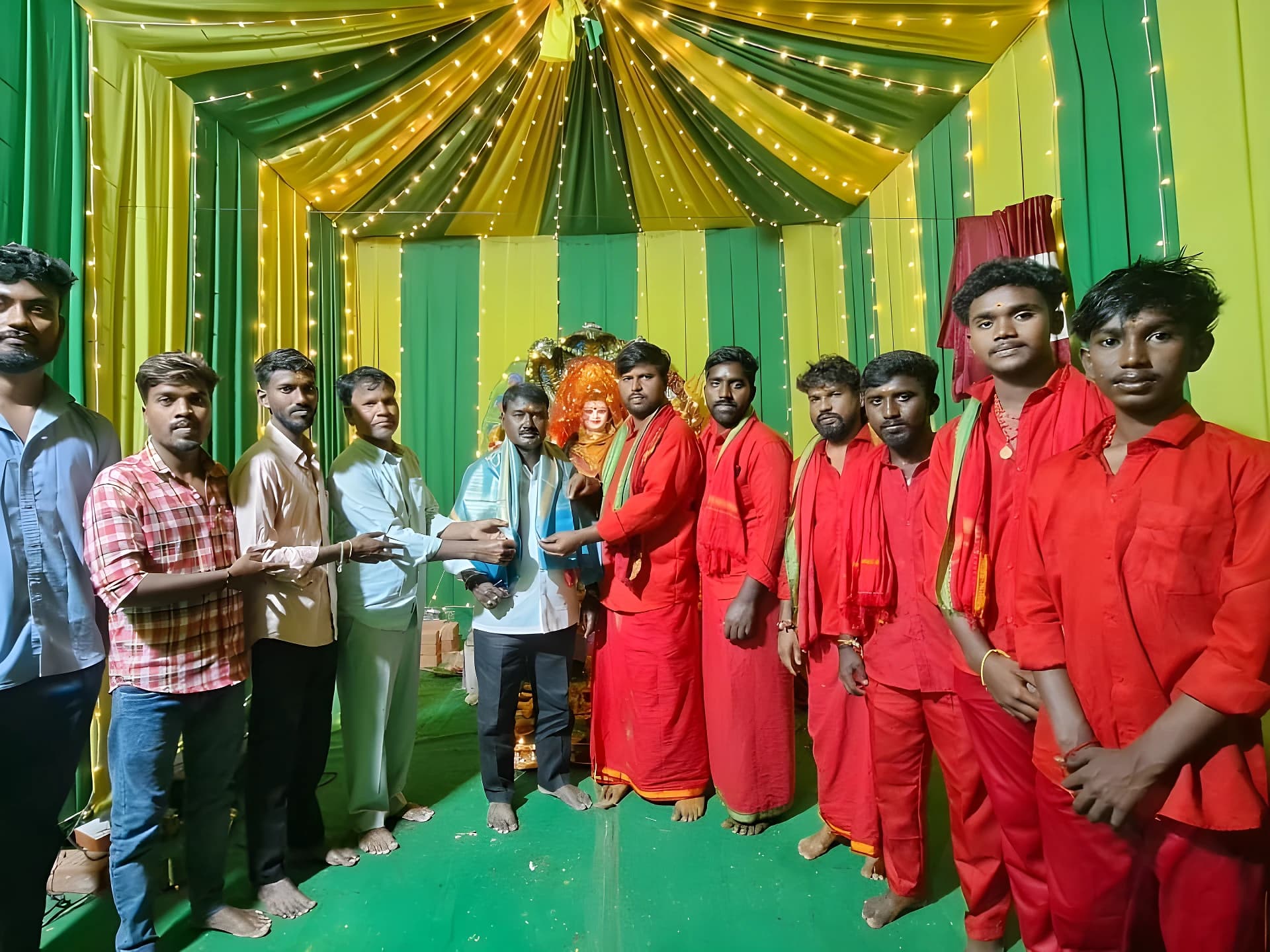 ఉత్సవాల నిర్వహణకు సహకారం.. సర్పంచ్కు సన్మానం