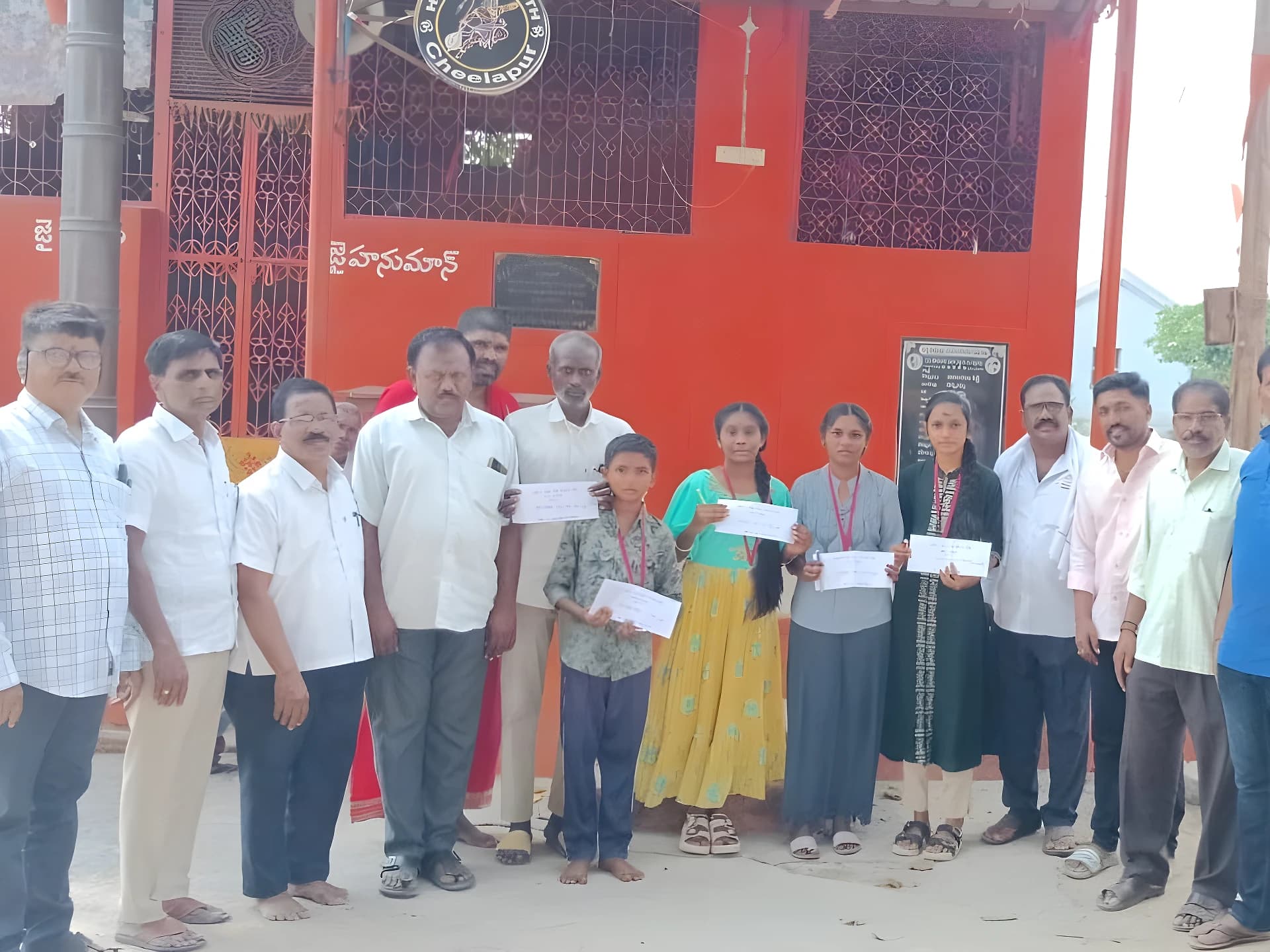 చదువులో సత్తా.. విద్యార్థులకు స్కాలర్షిప్లు