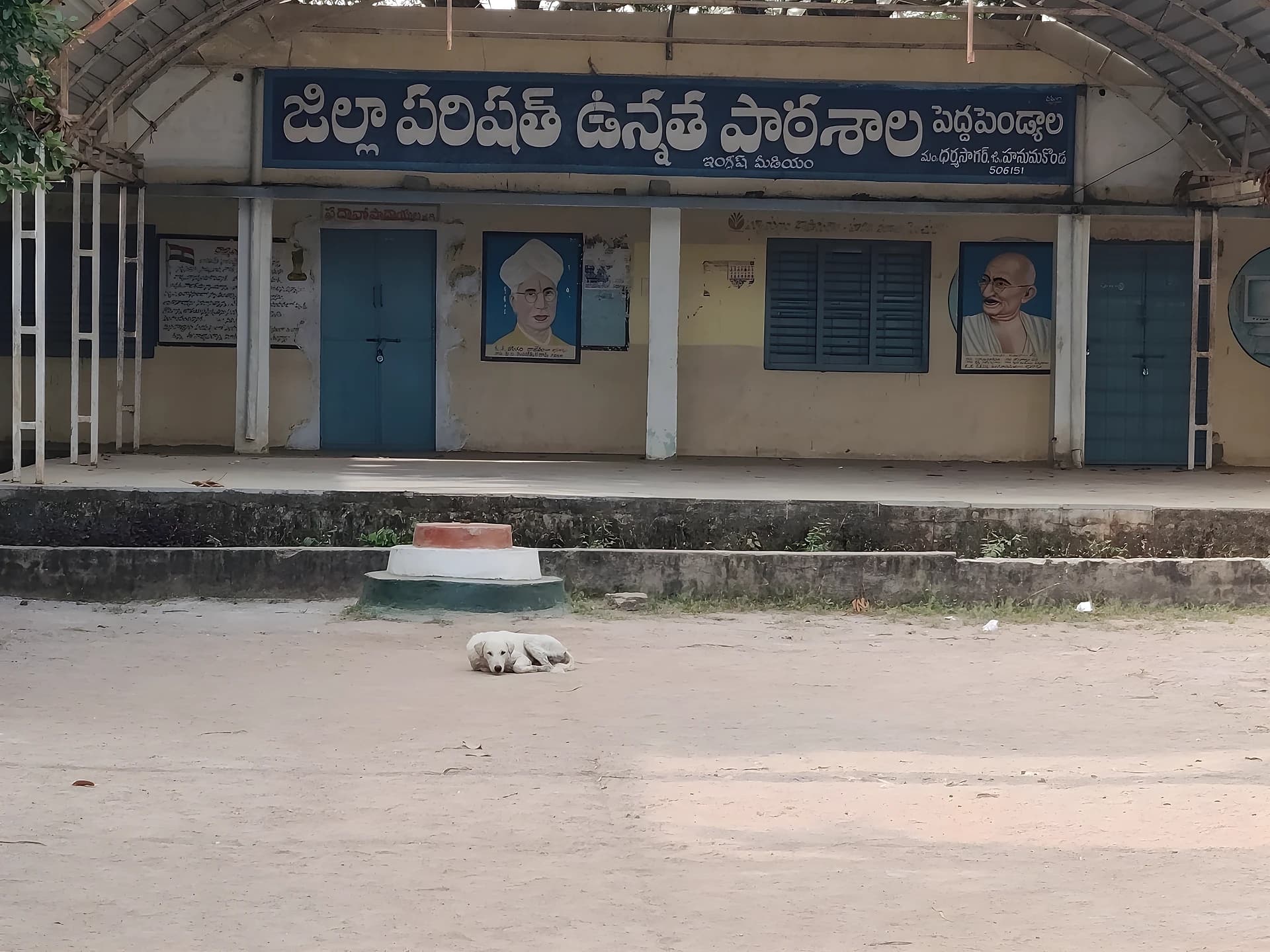 పాఠశాలలో పారిశుద్ధ్యం, భోజన నాణ్యతపై ఆందోళన