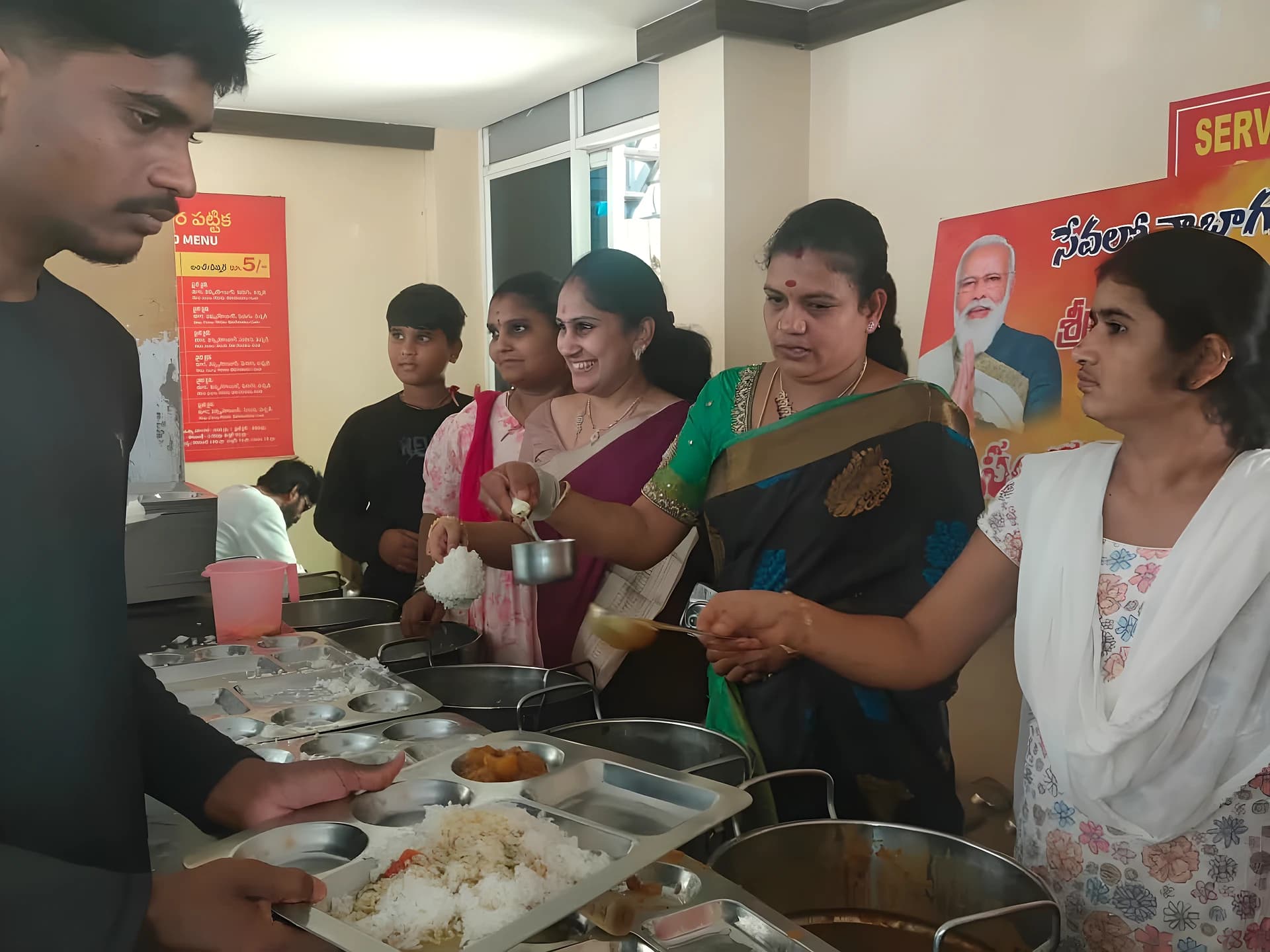 అన్న క్యాంటీన్లో అన్నదానం
