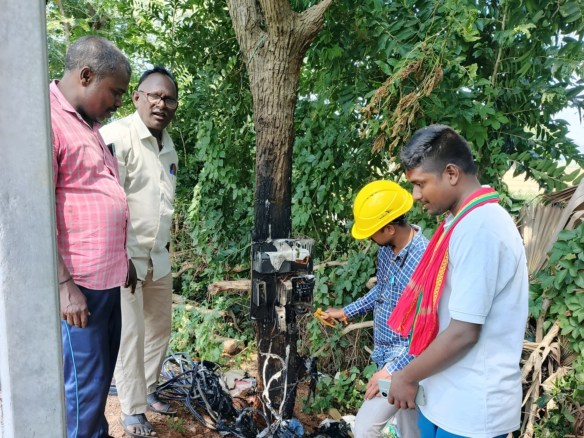 షార్ట్ సర్క్యూట్తో మంటలు.. తప్పిన పెను ప్రమాదం