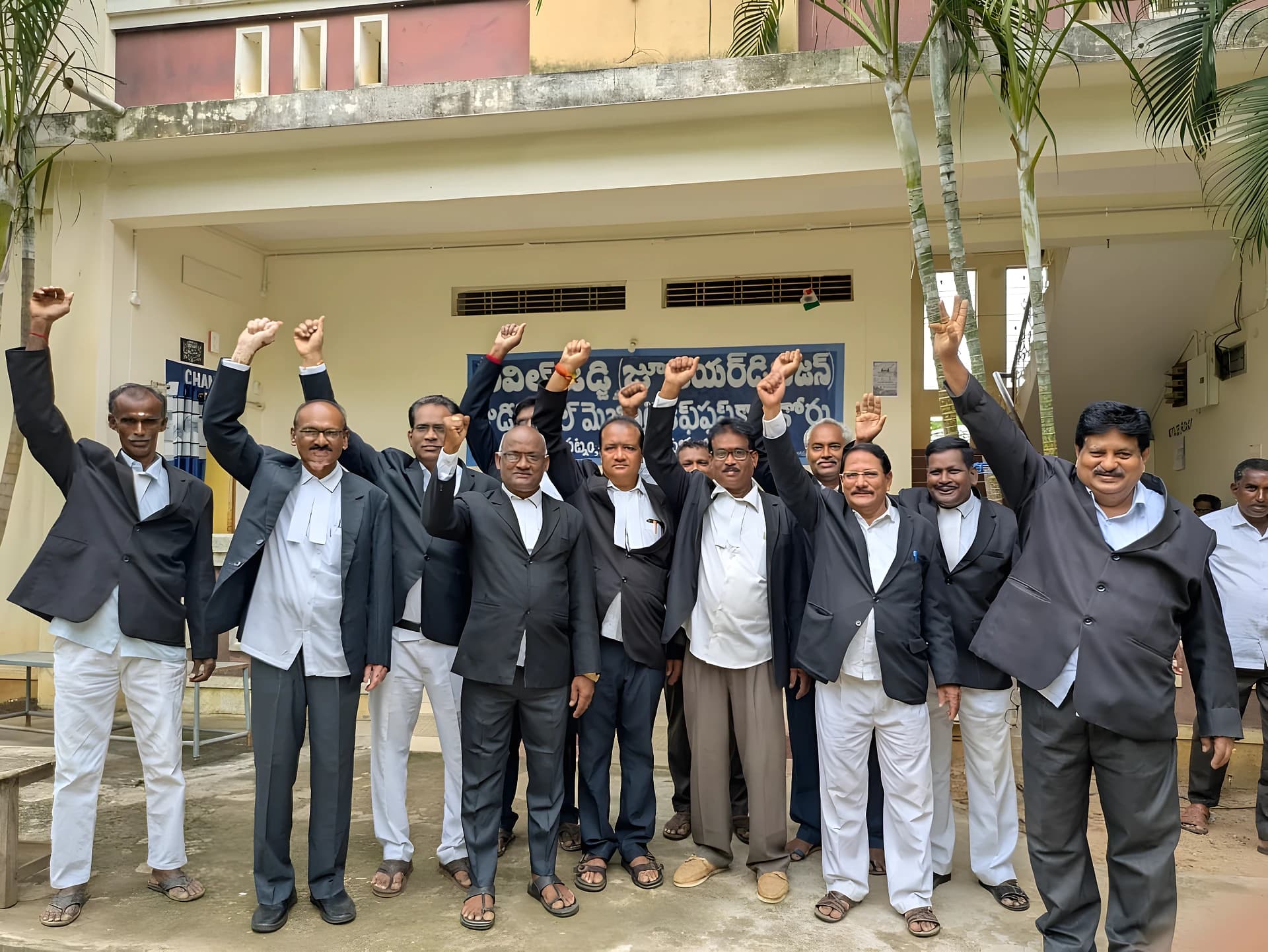 పాతపట్నం కోర్టులో విధులు బహిష్కరించిన న్యాయవాదులు