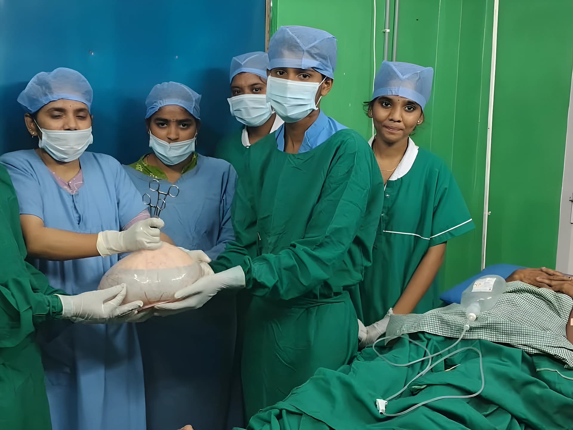 కడుపులో 7 కిలోల కంతి.. సర్జరీ సక్సెస్!