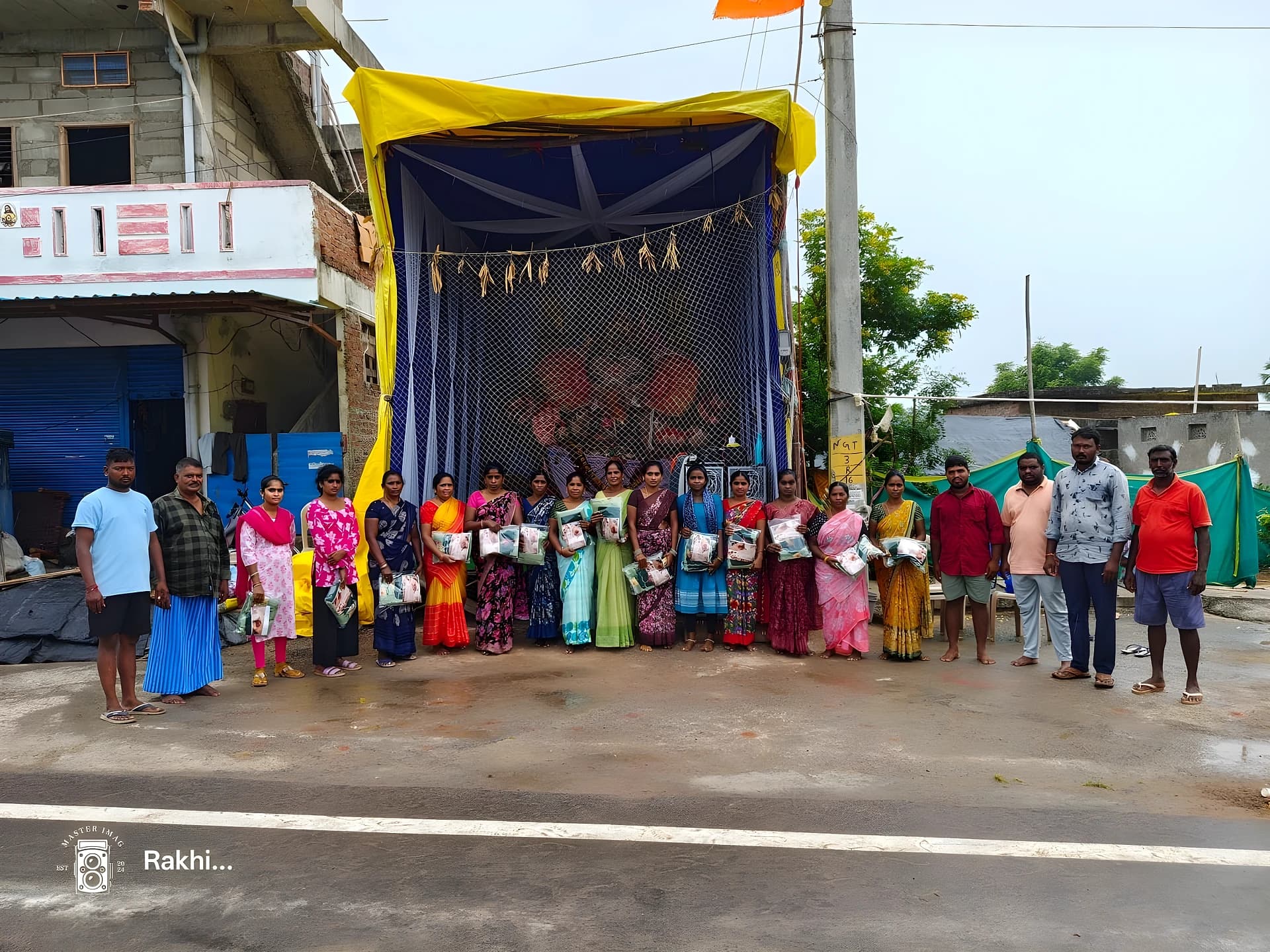 ముత్తోజిపేటలో మహిళలకు చీరల పంపిణీ