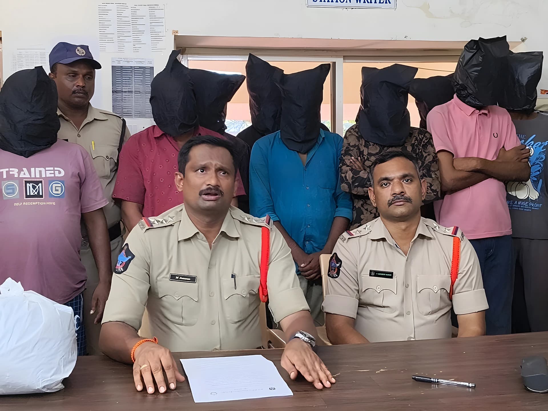 గంజాయి తాగుతున్న 12 మంది అరెస్ట్
