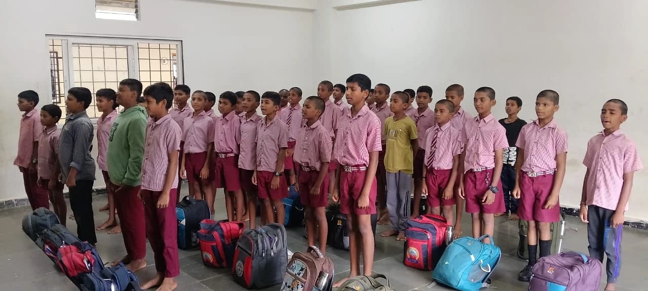 బీసీ గురుకులంలో కనీస సౌకర్యాలు కరువు